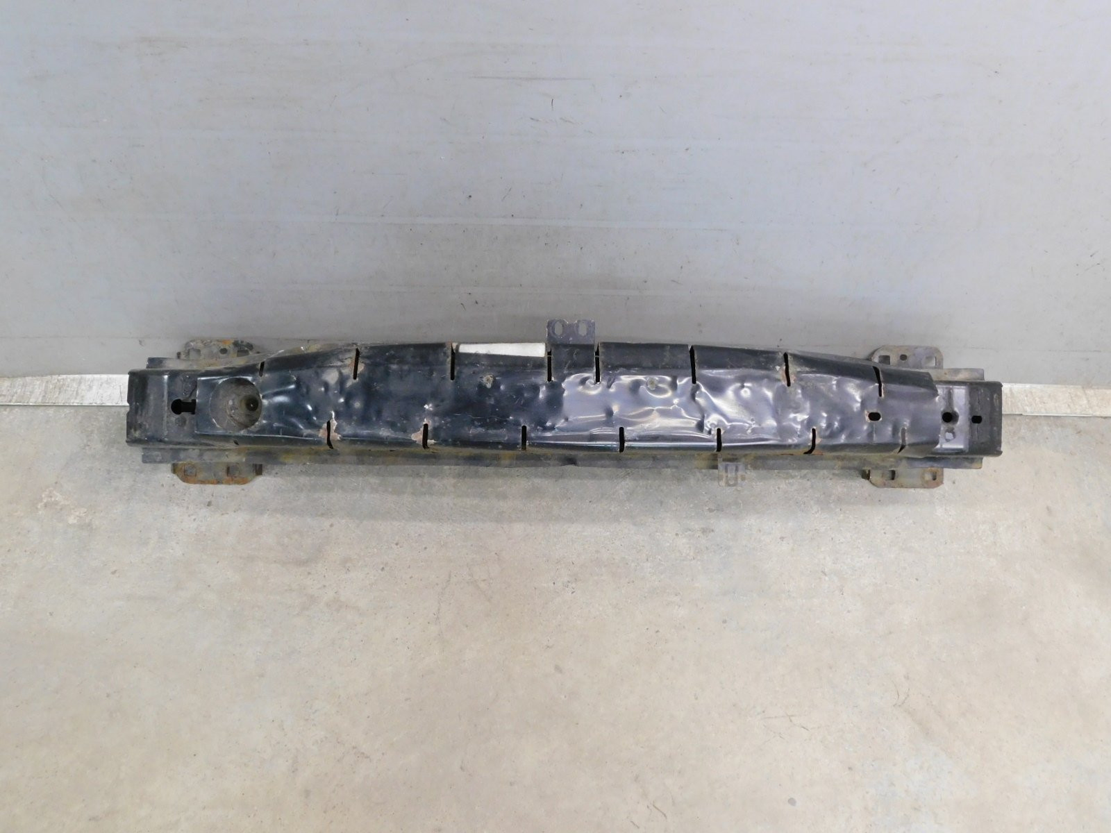 Усилитель переднего бампера Volkswagen Jetta 2011>