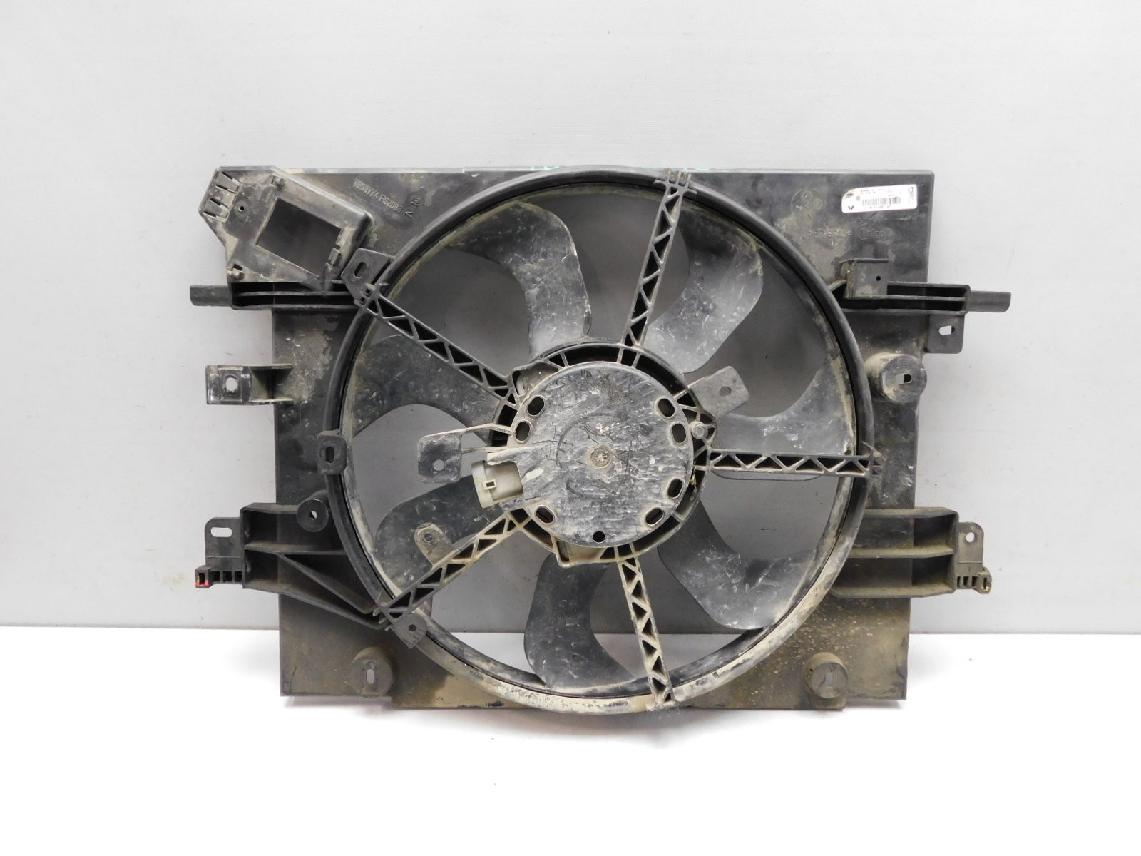 Диффузор радиатора Renault Duster 2011>