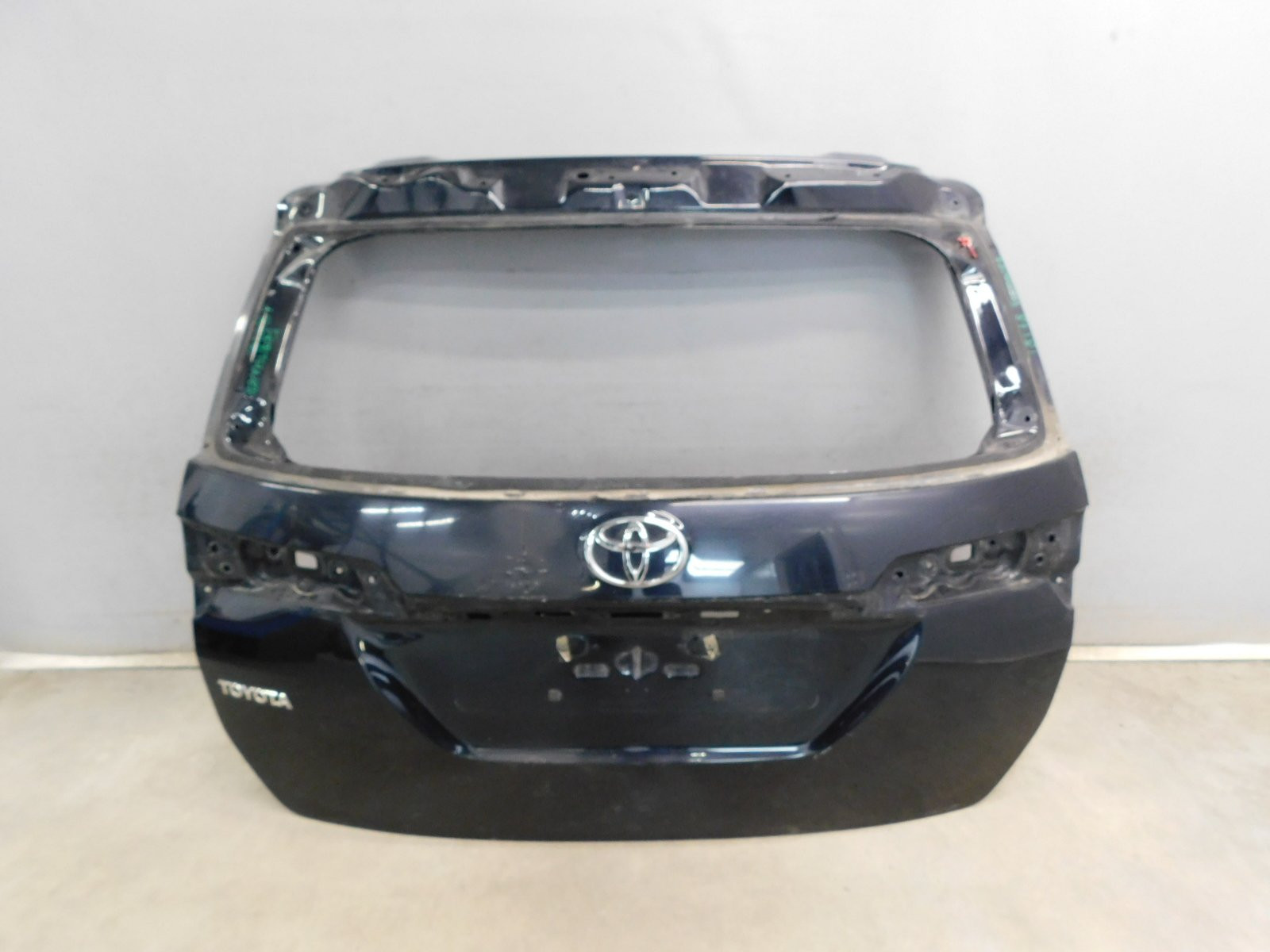 Дверь багажника Toyota Fortuner 2015>