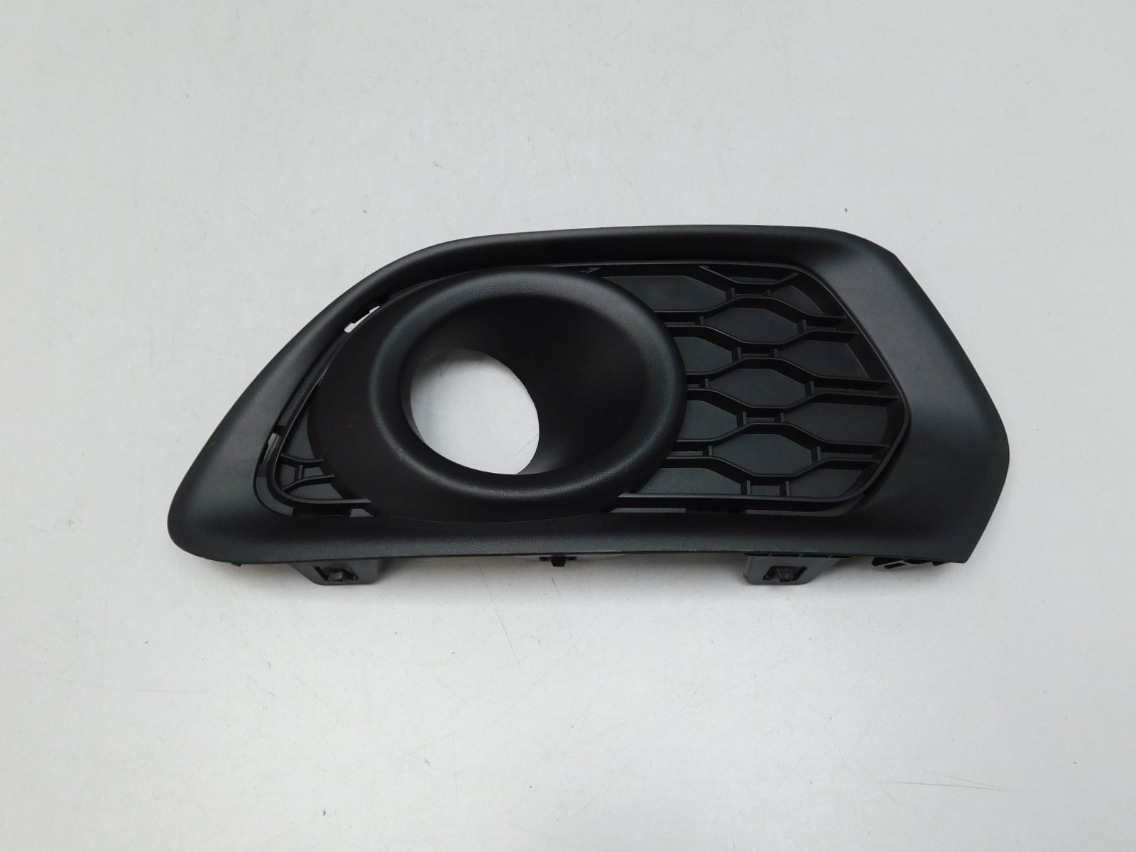 Решетка в бампер правая Renault Sandero 2014>