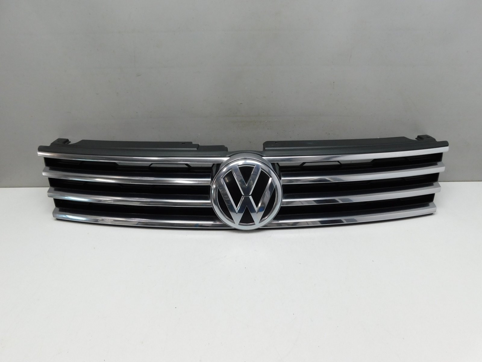 Решетка радиатора Volkswagen Touareg 2010>