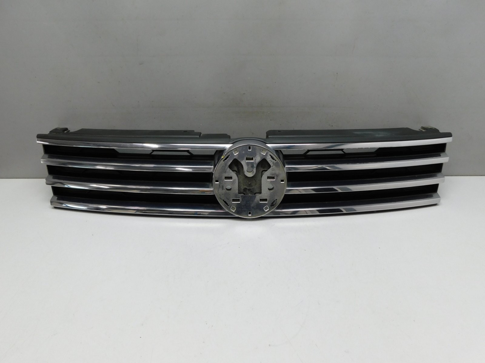 Решетка радиатора Volkswagen Touareg 2010>