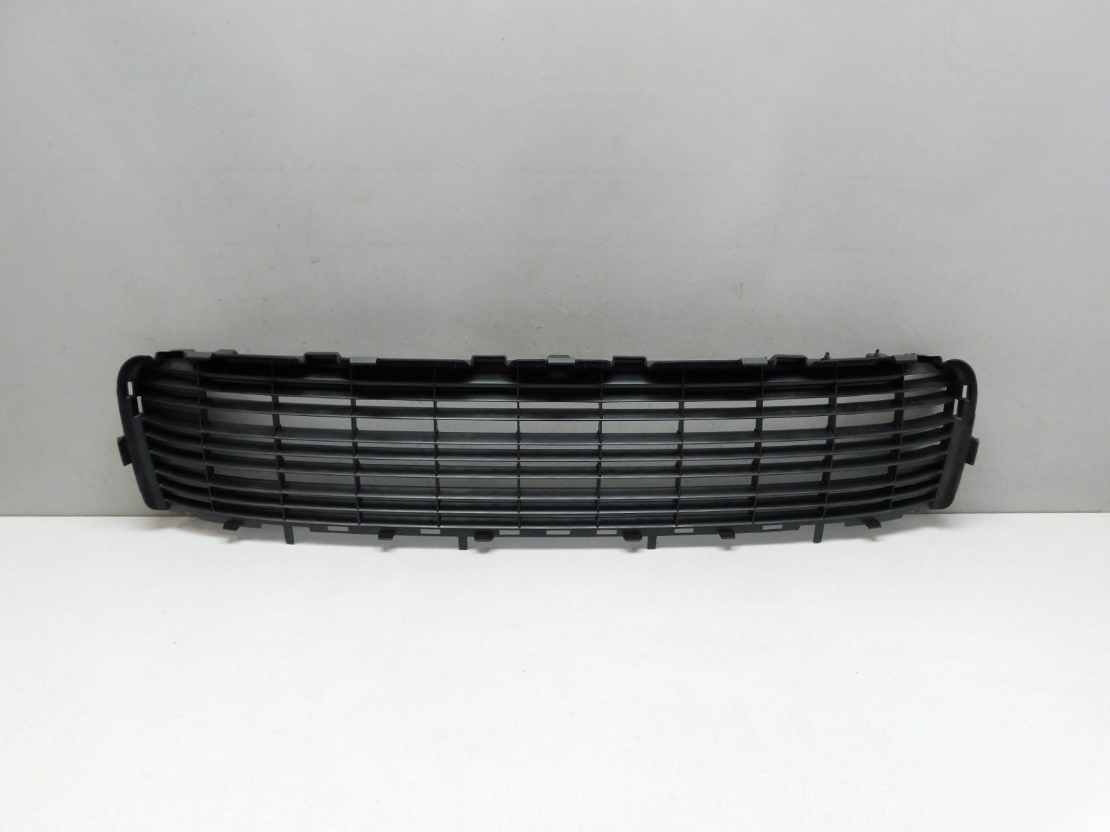 Решетка в бампер центральная Peugeot 3008 2010>