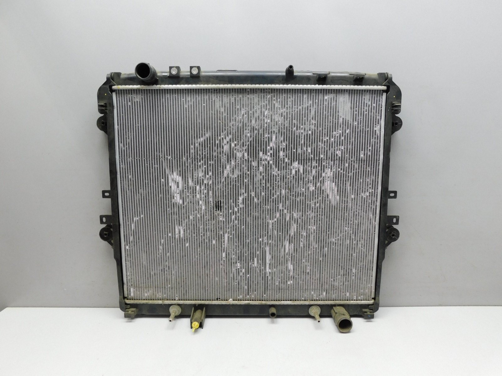 Радиатор охлаждения Toyota Hilux 2015>