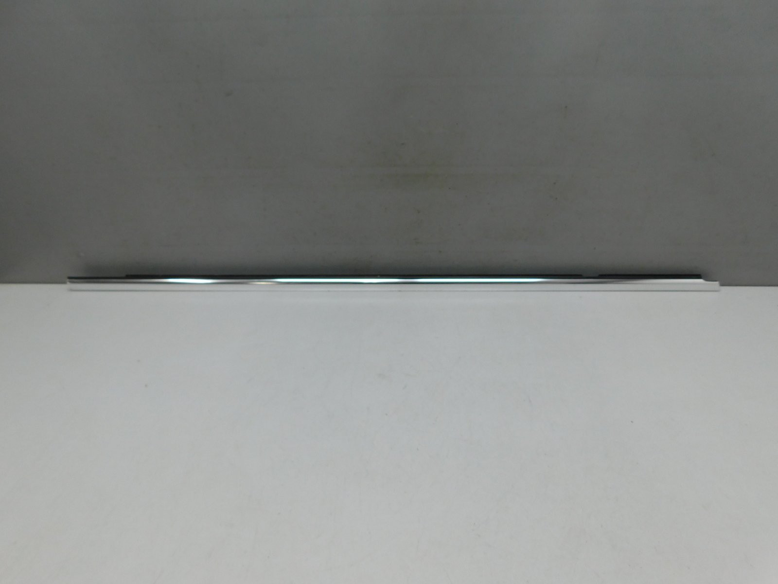 Накладка стекла переднего правог Volkswagen Tiguan 2017>