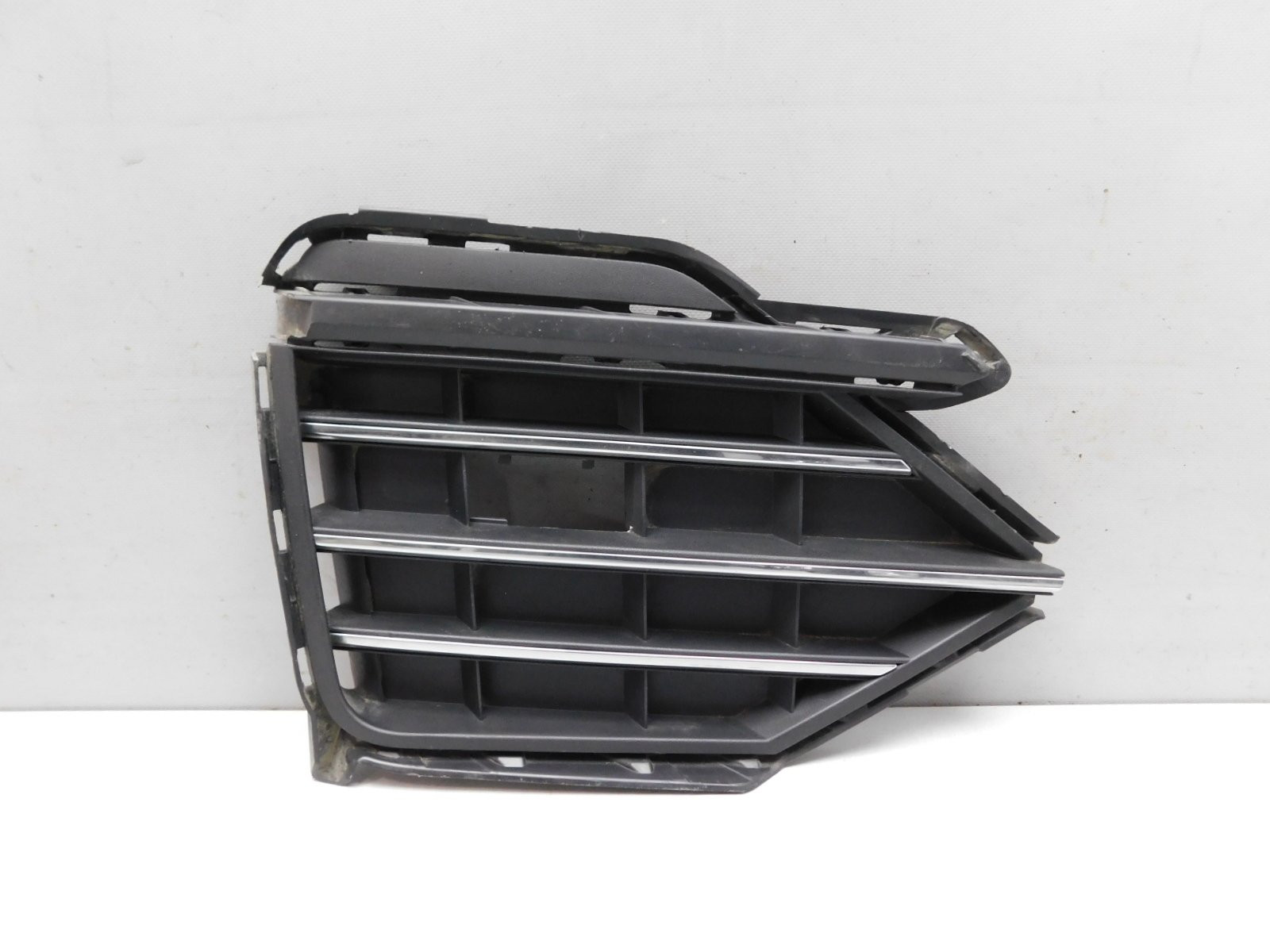 Решетка в бампер левая Volkswagen Touareg 2018>