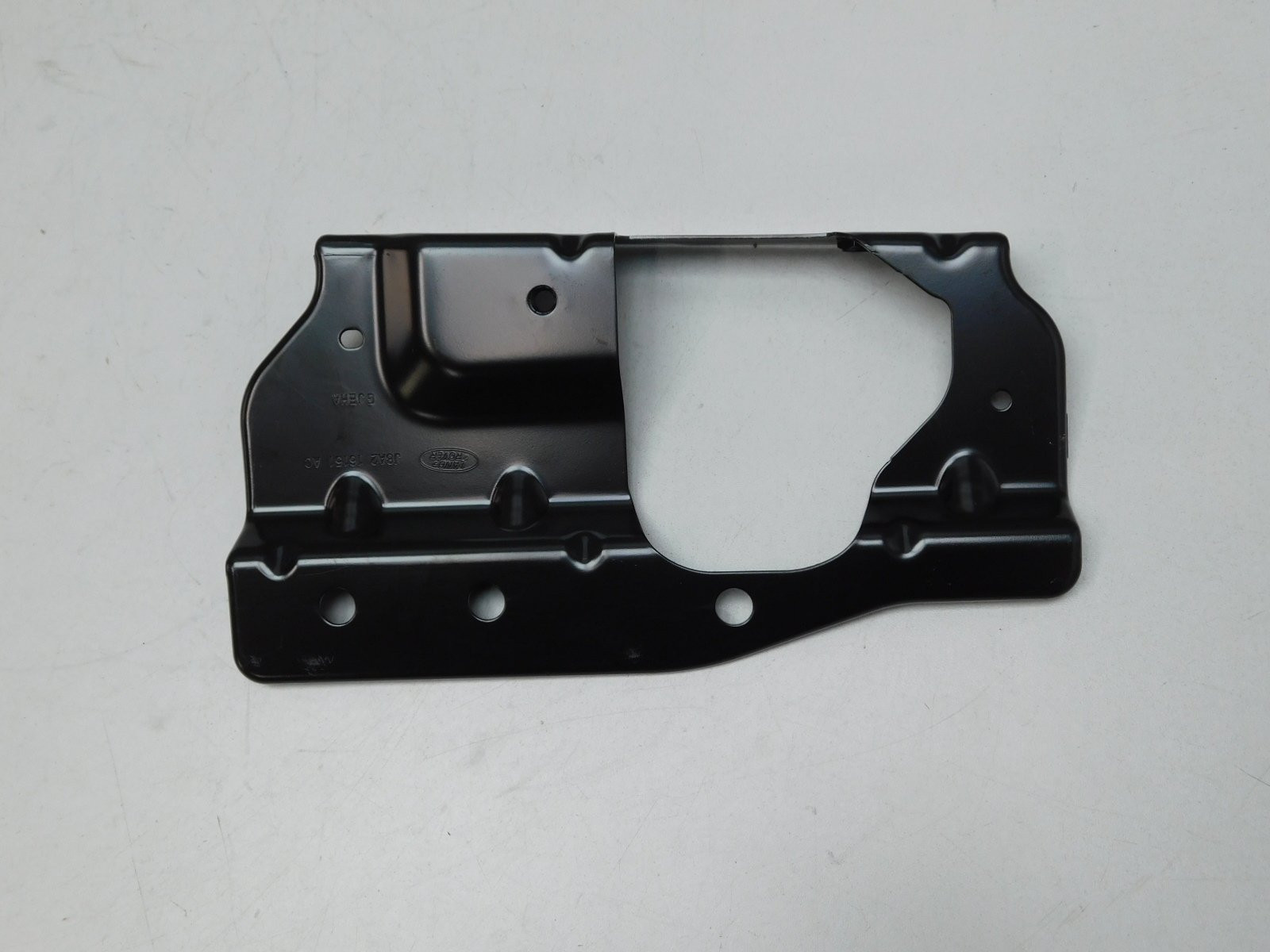 Кронштейн крепления левого крыла Land Rover Range Rover Velar 2017>