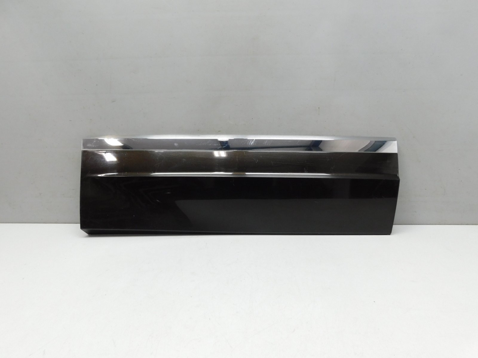 Накладка двери задней правой Volkswagen Touareg 2018>