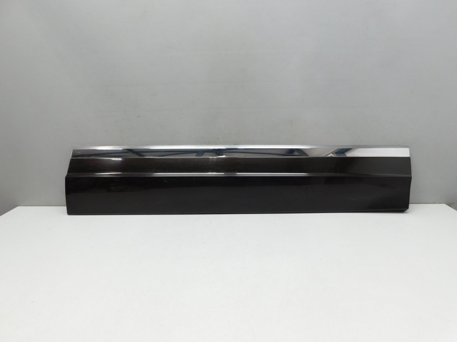 Накладка двери передней правой Volkswagen Touareg 2018>