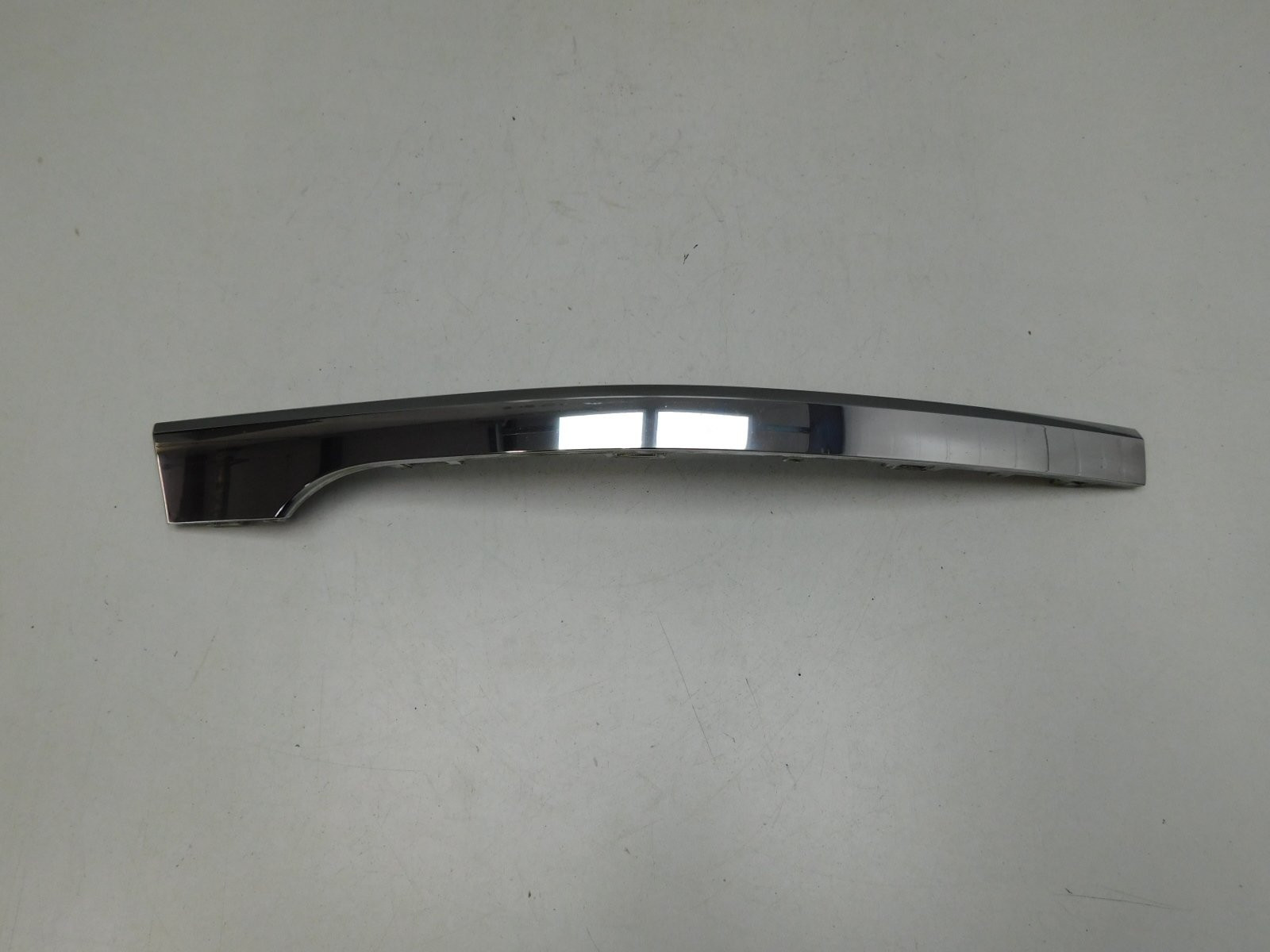 Молдинг заднего бампера Volkswagen Touareg 2010>