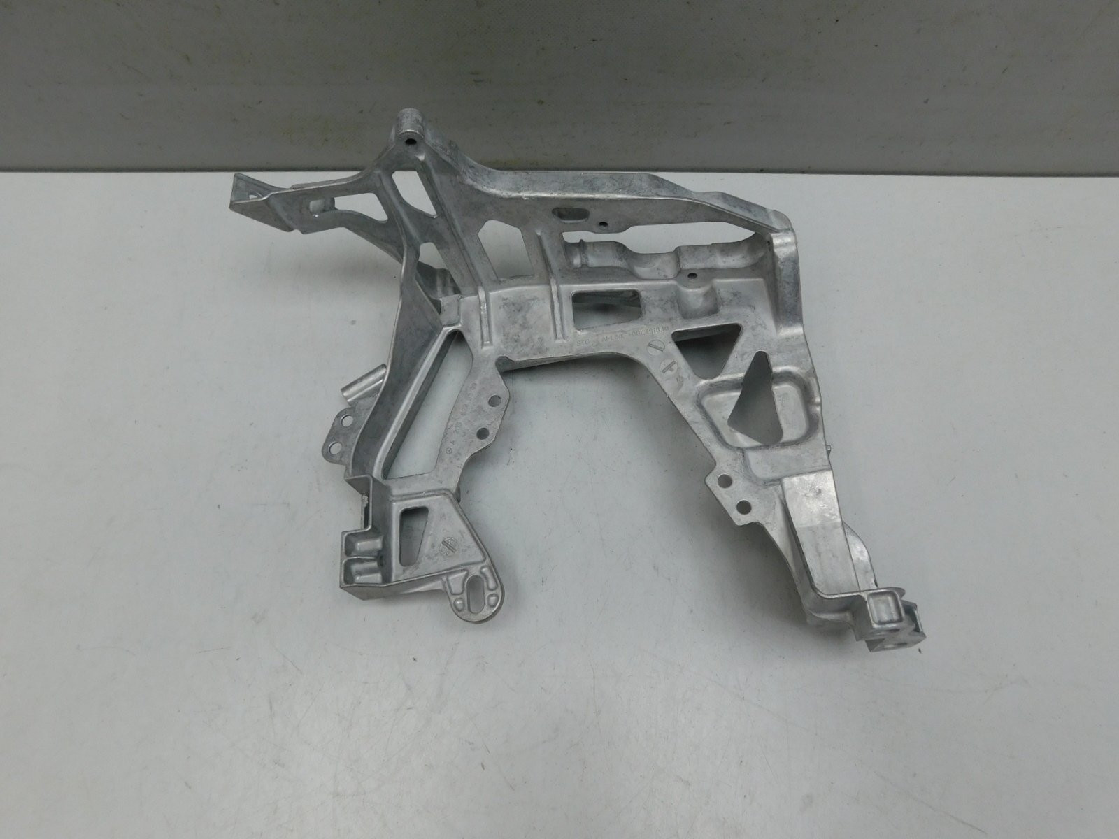 Кронштейн фары Mercedes-Benz C-Klasse W205 2013>