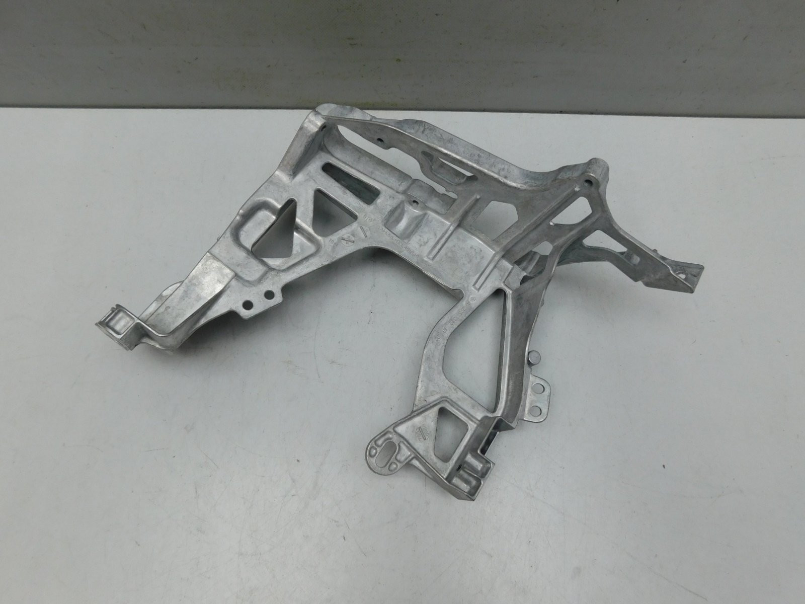 Кронштейн фары Mercedes-Benz C-Klasse W205 2013>