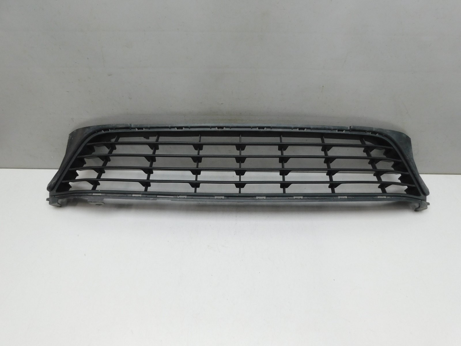 Решетка в бампер центральная Renault Sandero 2014>