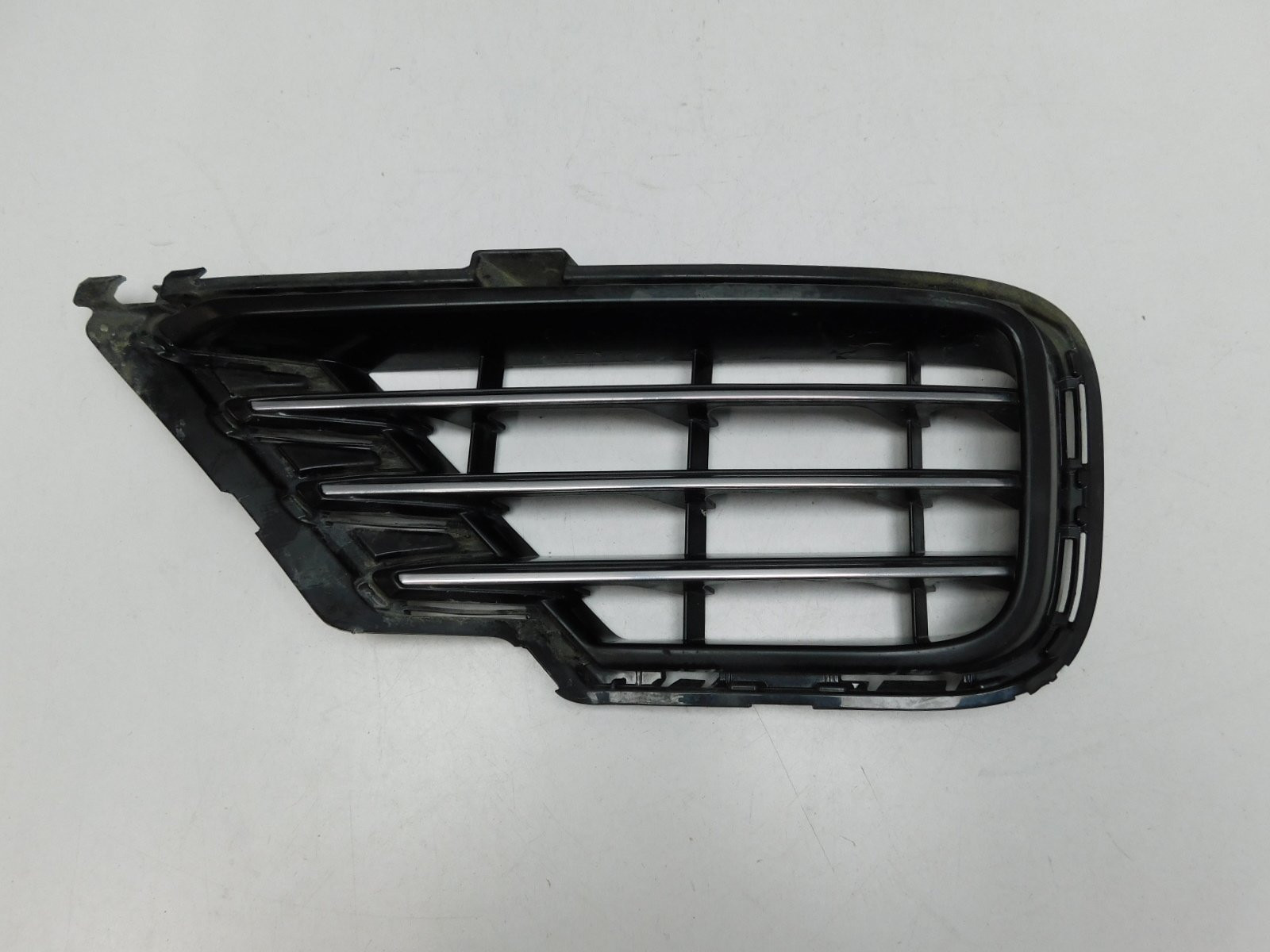 Решетка в бампер левая Volkswagen Touareg 2010>