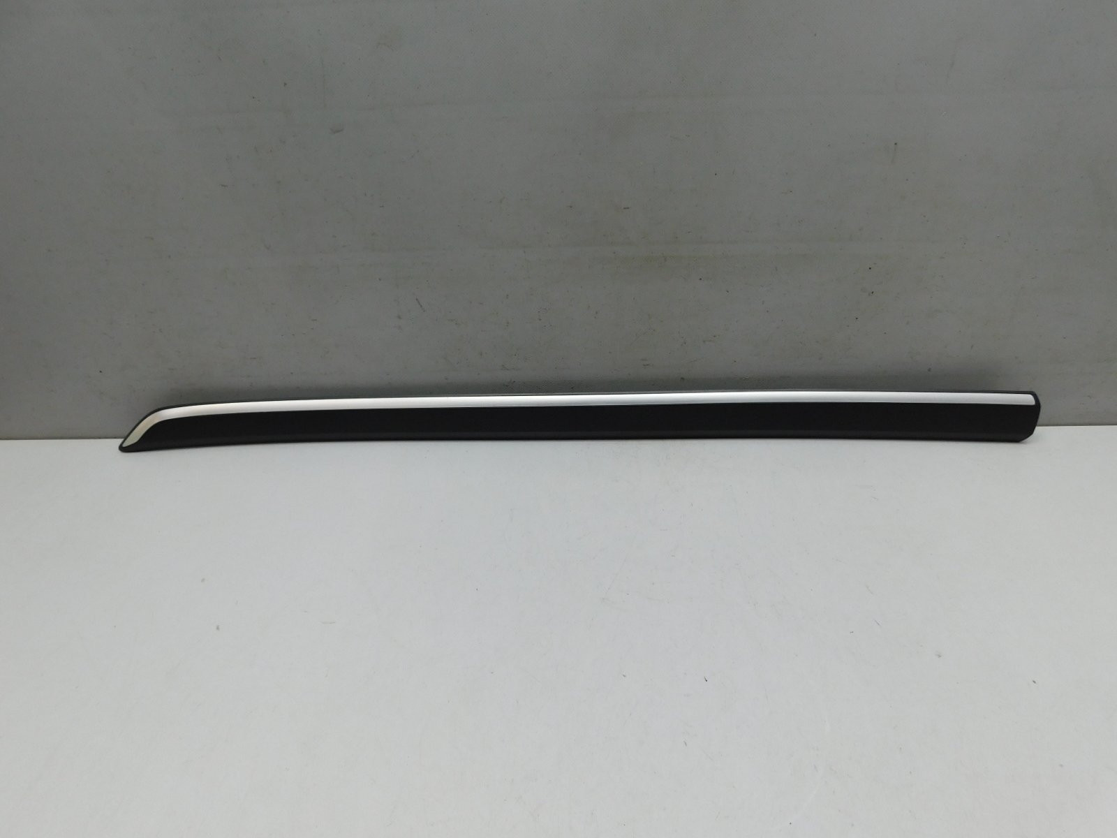 Молдинг двери передней левой Skoda Yeti 2009-2018