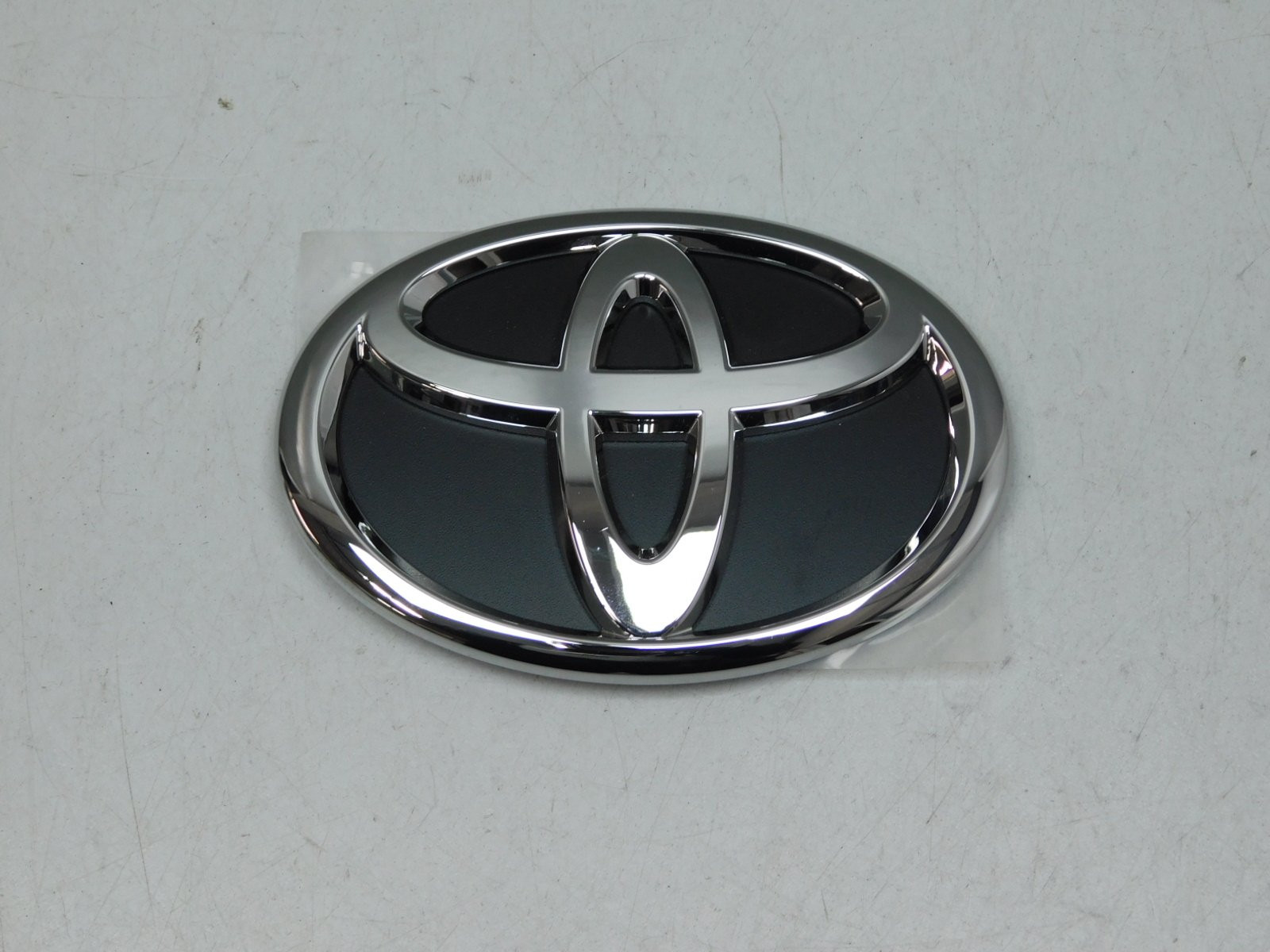 Эмблема Toyota Camry V50 2011-2018