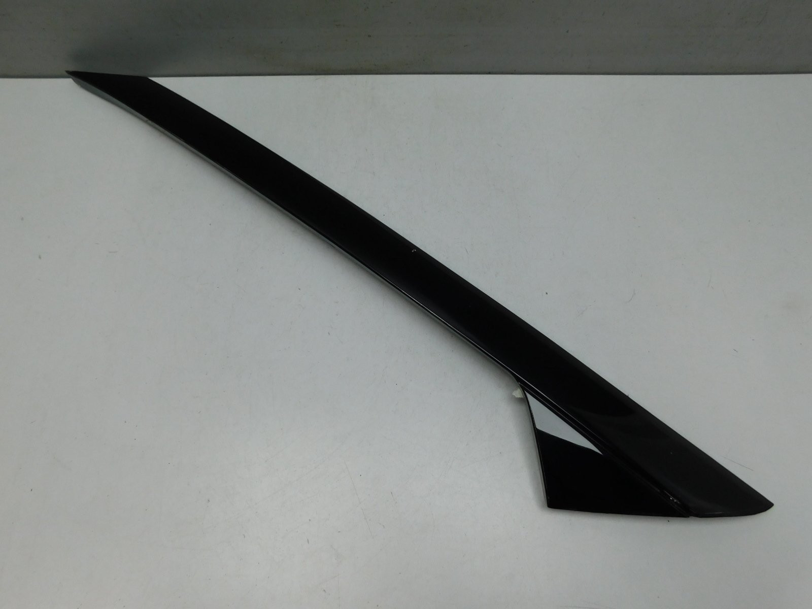 Накладка лобового стекла правая Ford Explorer V 2010>