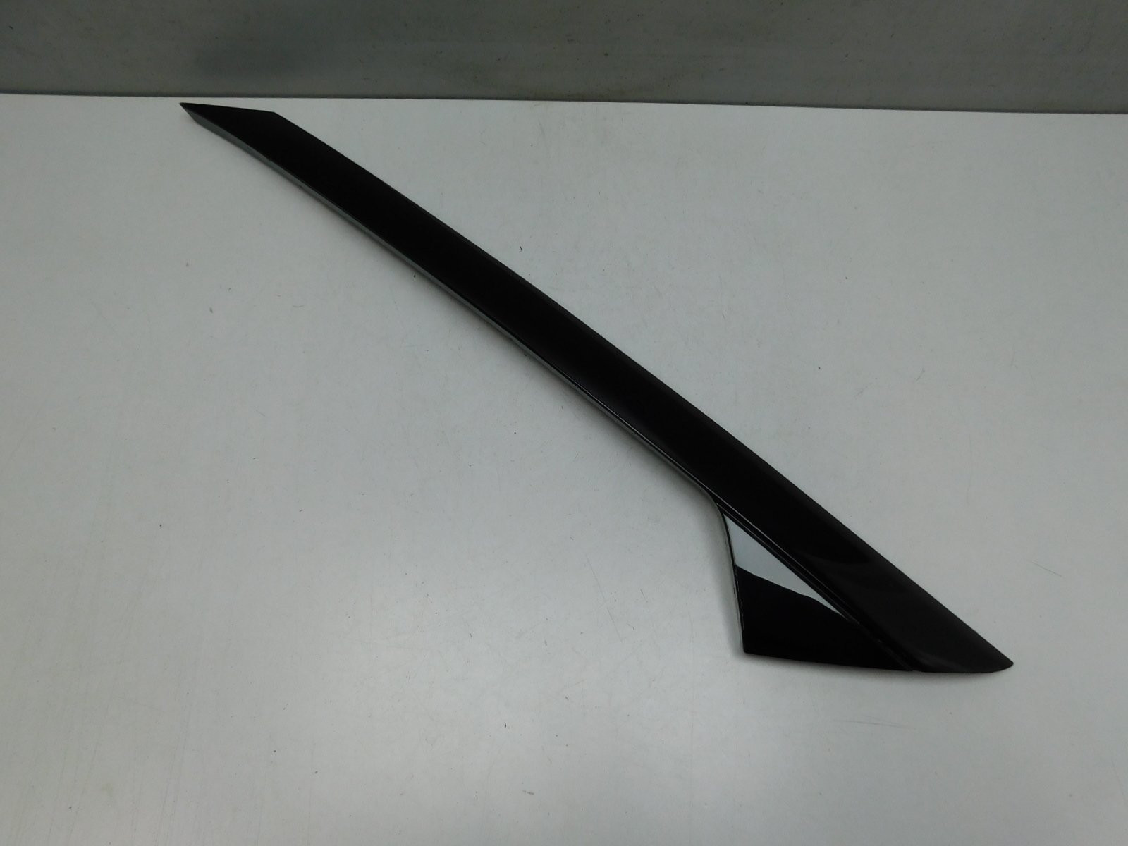 Накладка лобового стекла правая Ford Explorer V 2010>