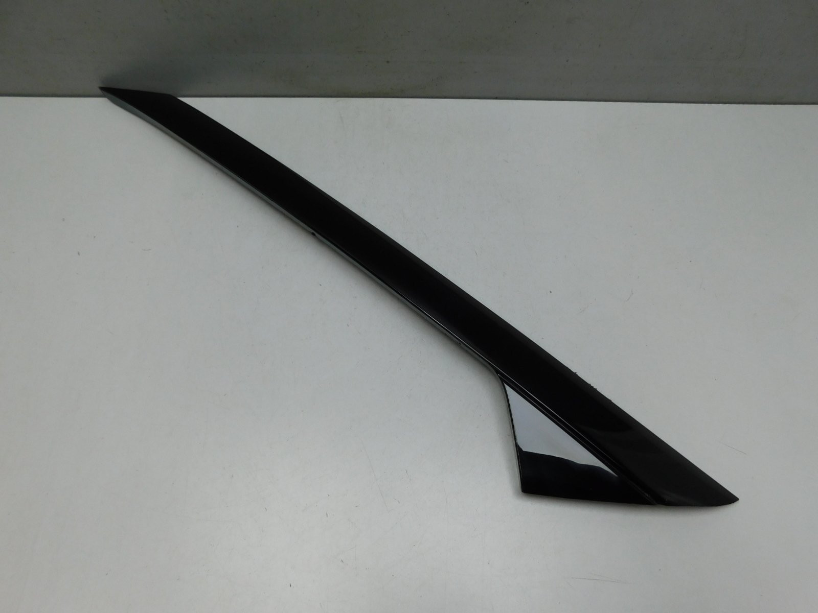 Накладка лобового стекла правая Ford Explorer V 2010>