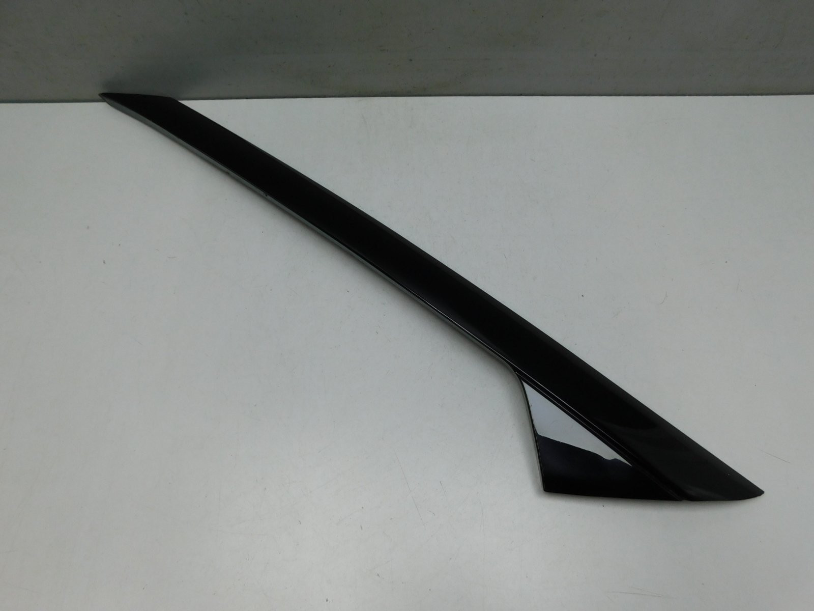 Накладка лобового стекла правая Ford Explorer V 2010>