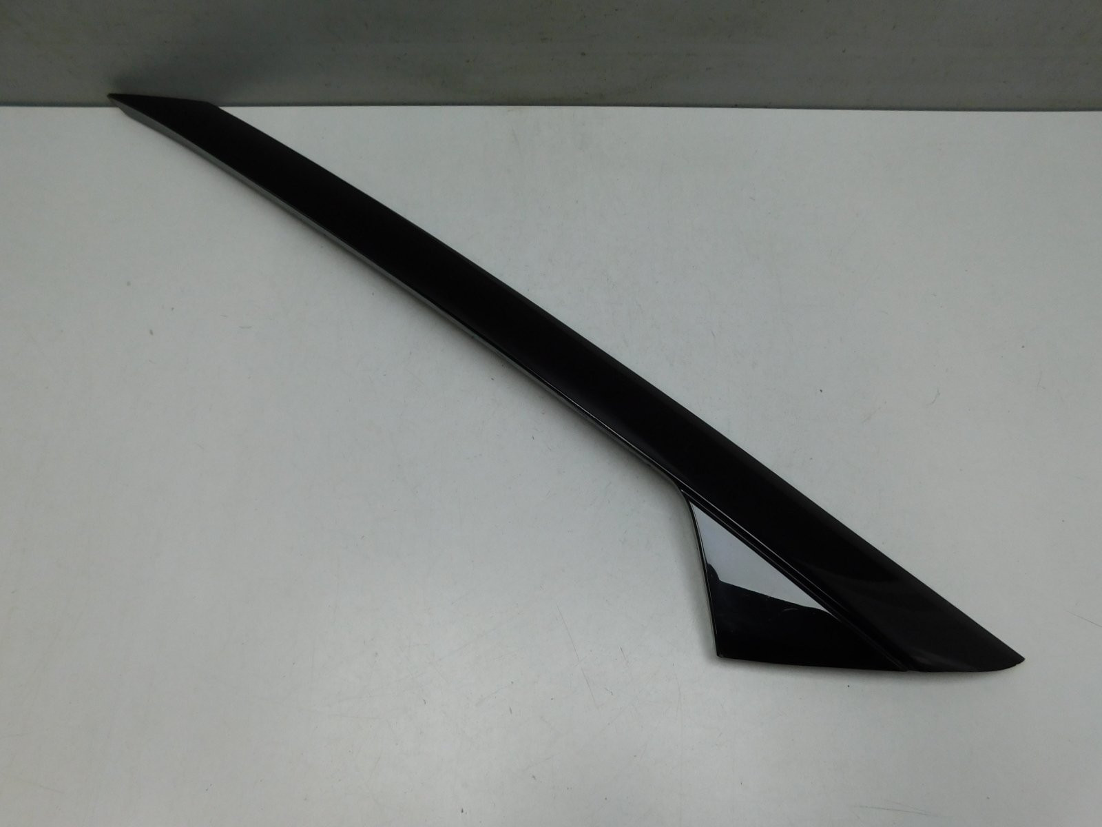 Накладка лобового стекла правая Ford Explorer V 2010>