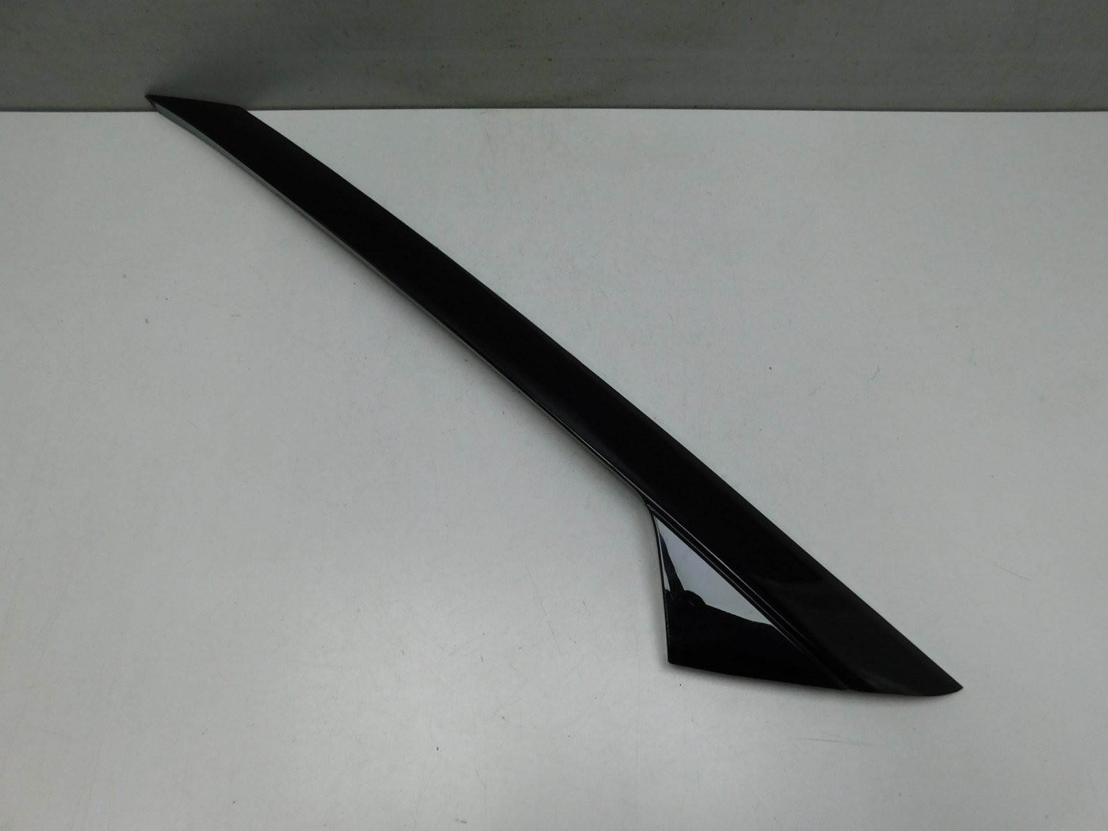 Накладка лобового стекла правая Ford Explorer V 2010>