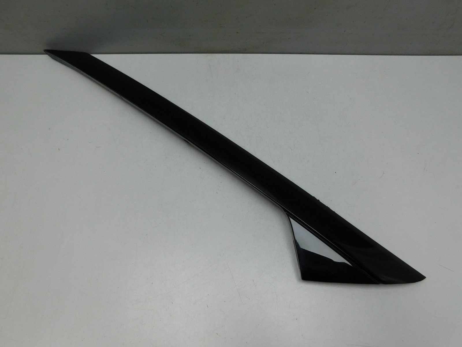 Накладка лобового стекла правая Ford Explorer V 2010>