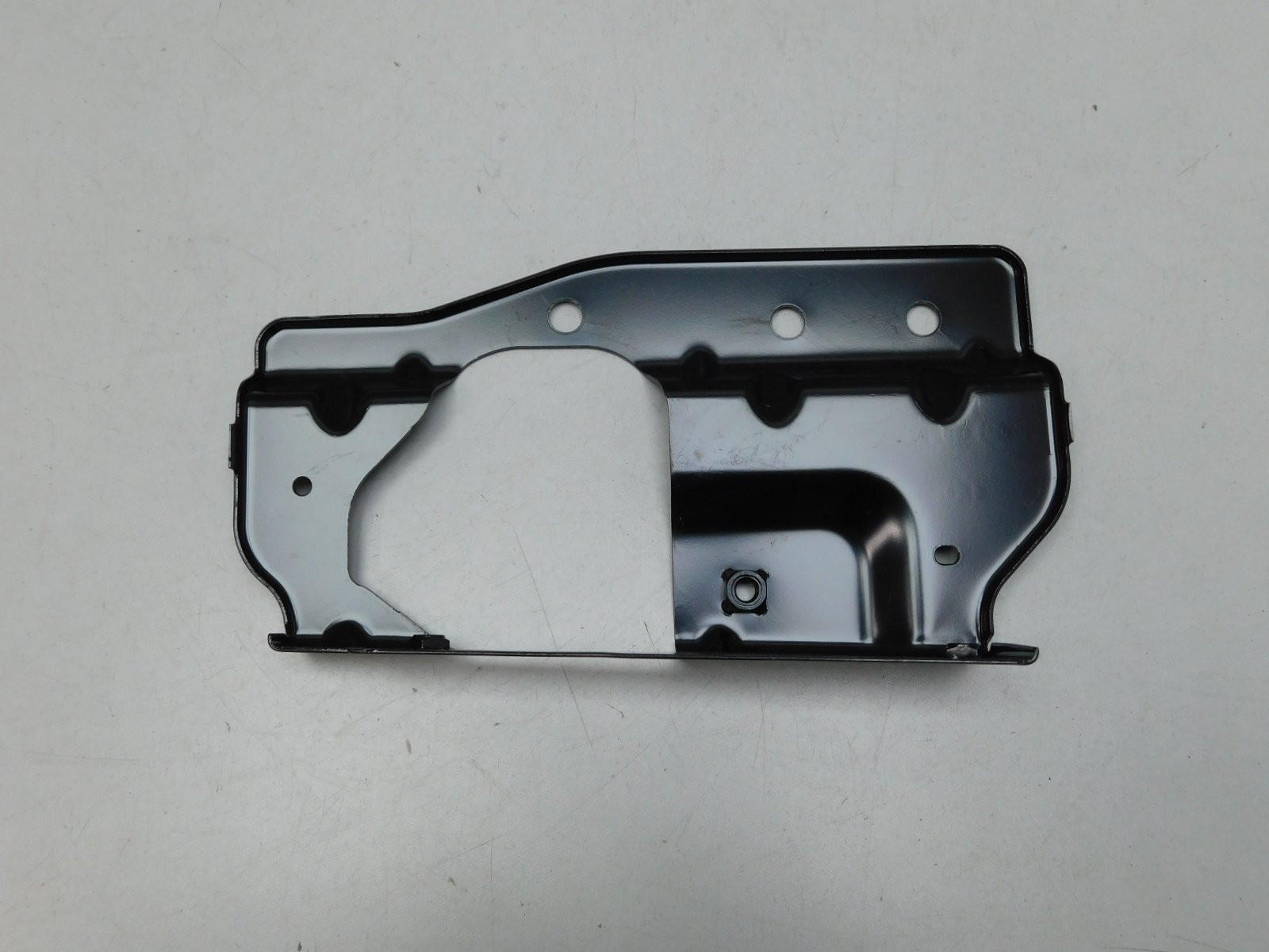 Кронштейн крепления правого крыл Land Rover Range Rover Velar 2017>