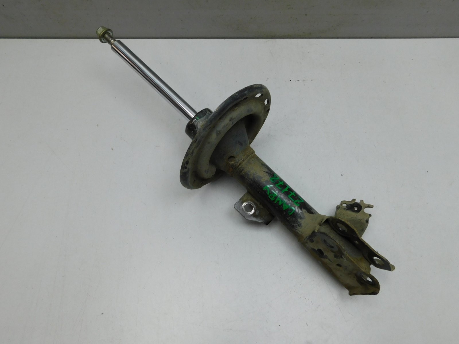 Амортизатор передний правый Toyota Camry V50 2011-2018