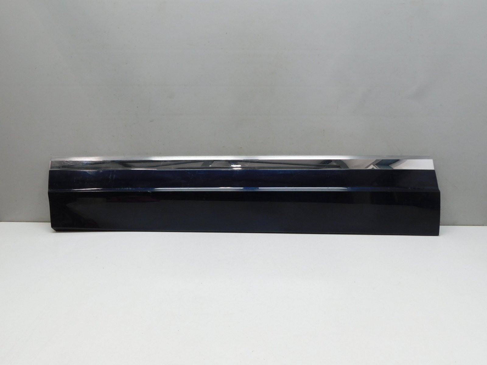 Накладка двери передней левой Volkswagen Touareg 2018>