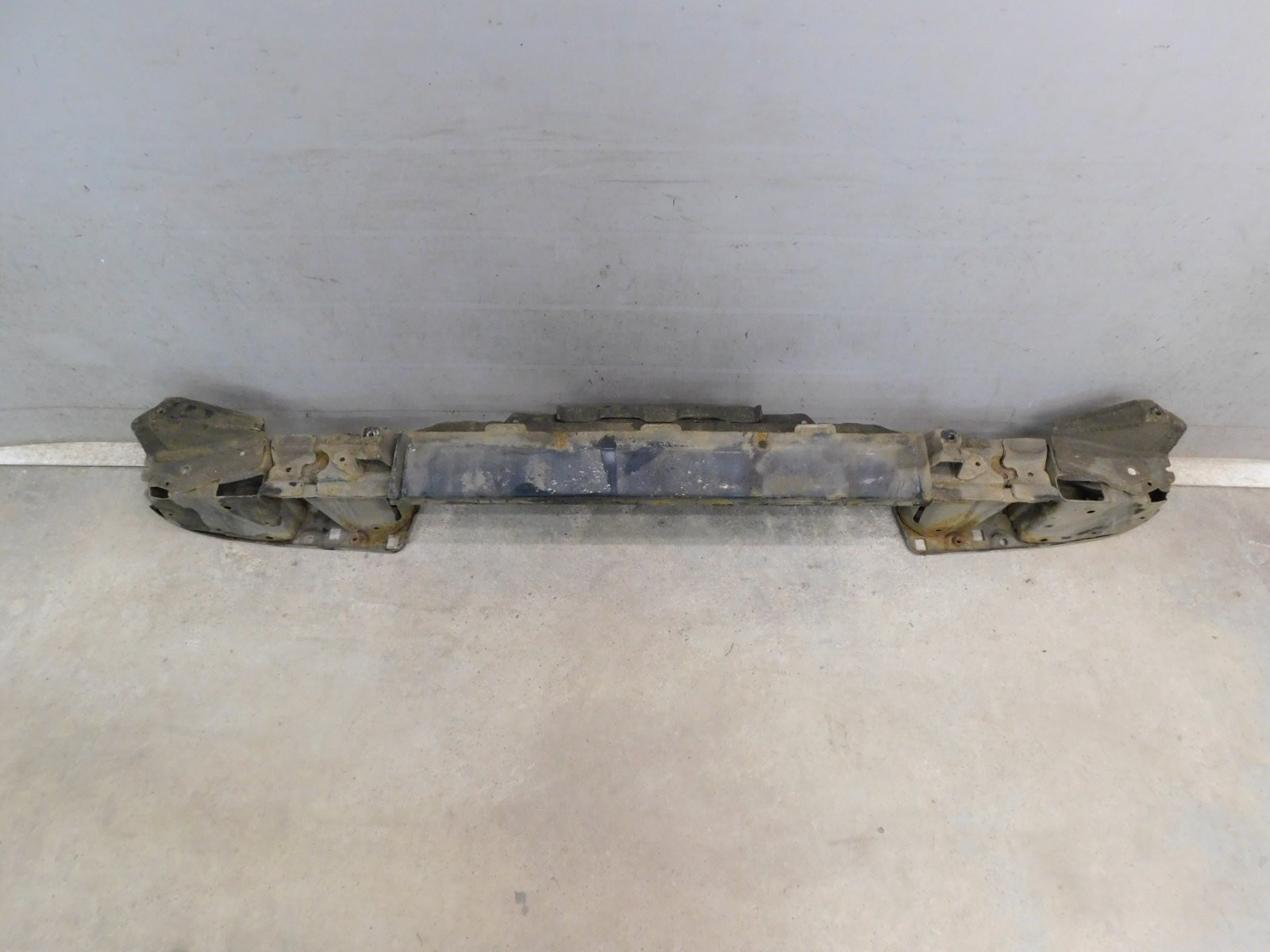 Усилитель заднего бампера Toyota Hilux 2015>