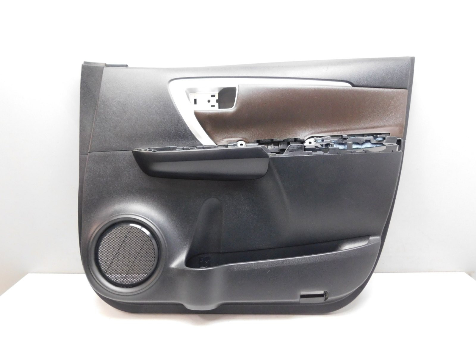 Обшивка двери передней правой Toyota Fortuner 2015>