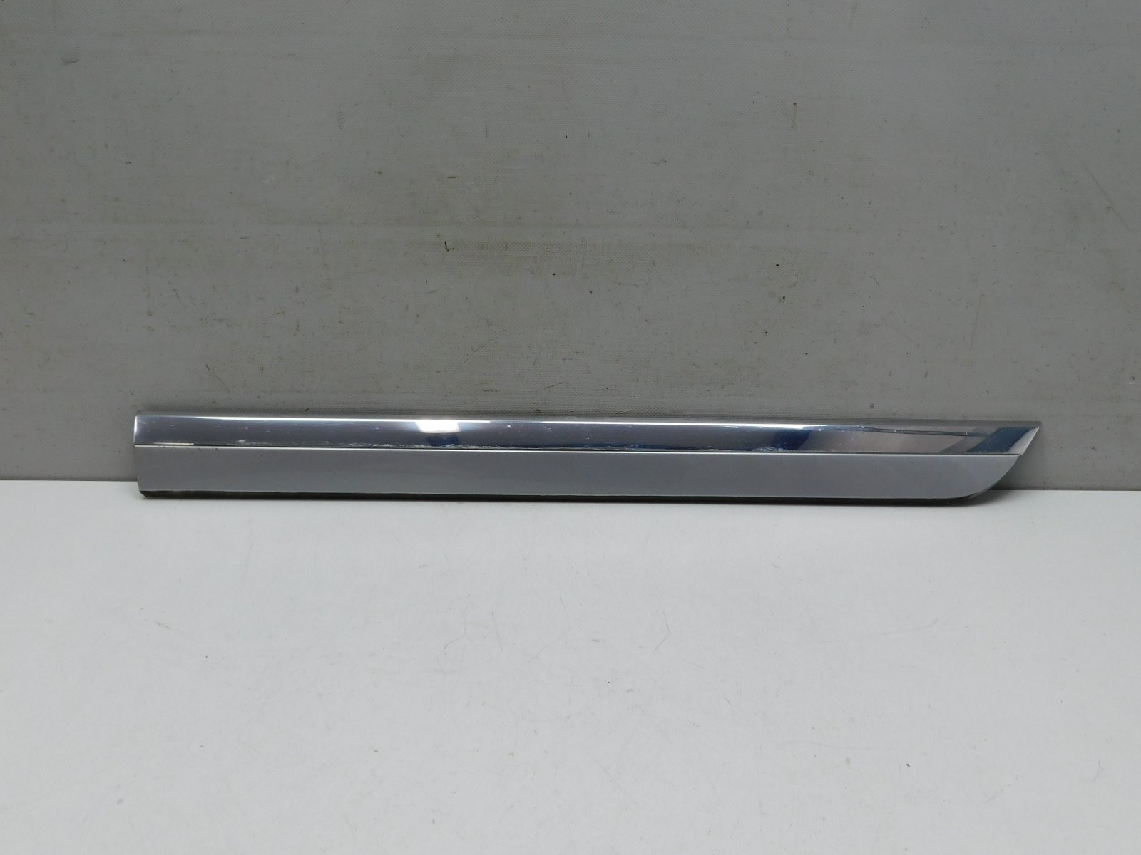 Молдинг двери задней левой Volkswagen Passat B8 2015>