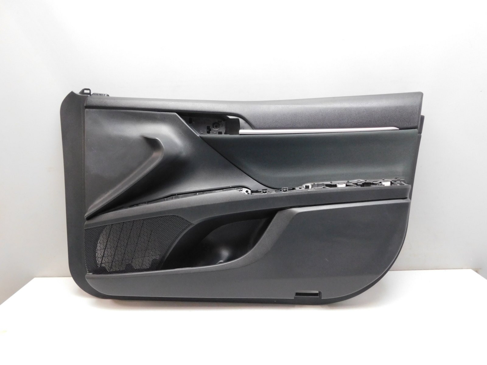 Обшивка двери передней правой Toyota Camry V70 2017>