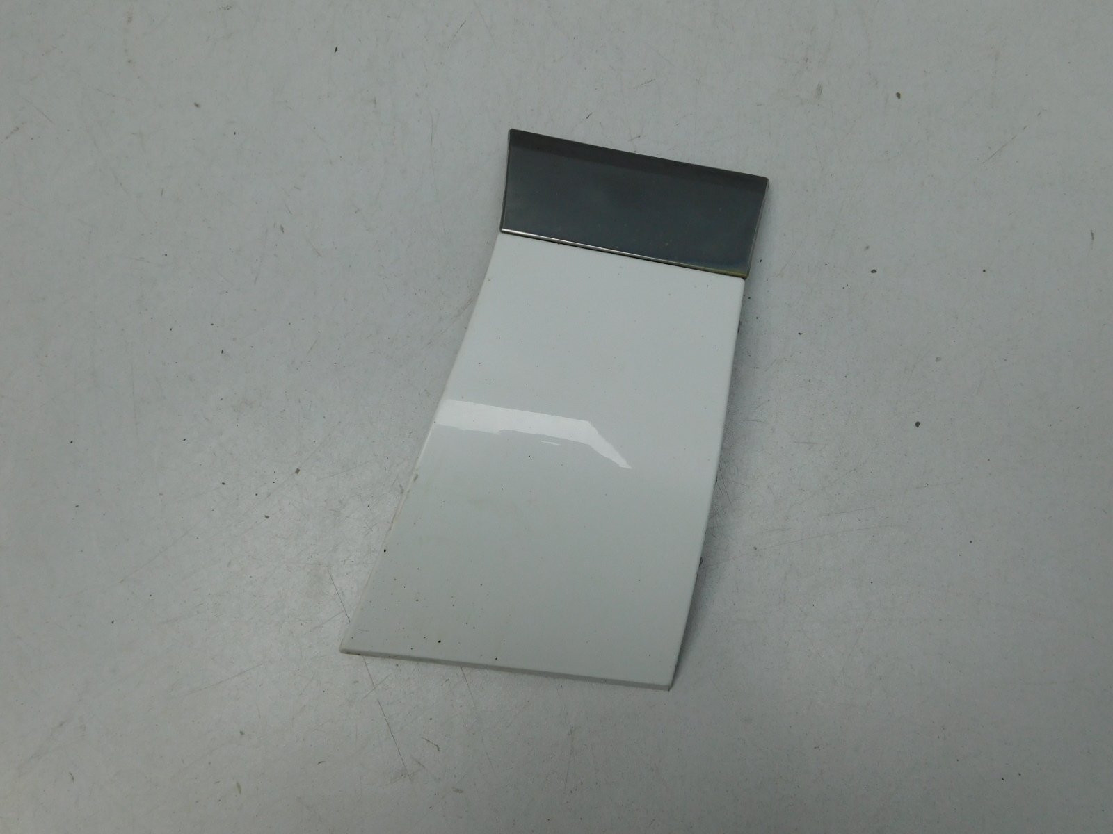 Накладка крыла переднего правого Volkswagen Touareg 2010>