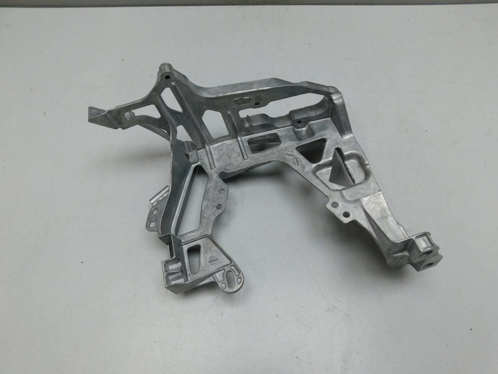 Кронштейн фары Mercedes-Benz C-Klasse W205 2013>