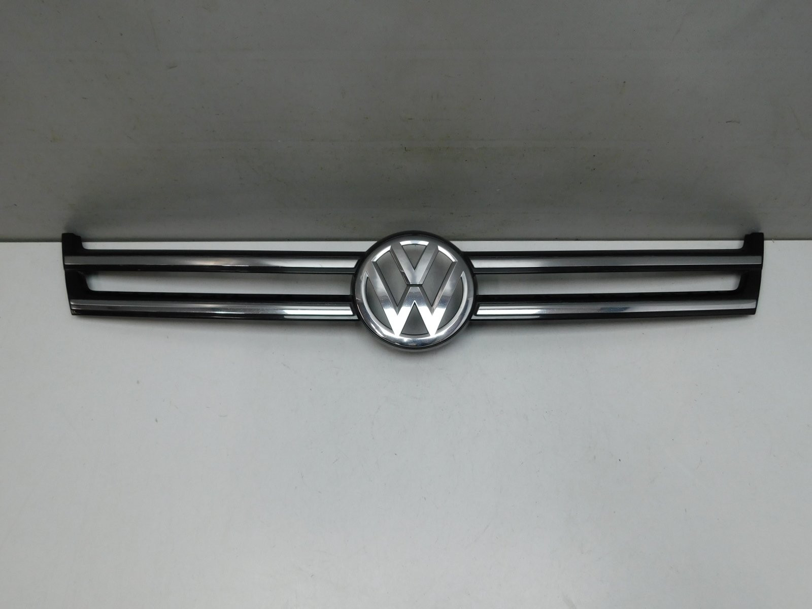 Решетка радиатора Volkswagen Touareg 2010>