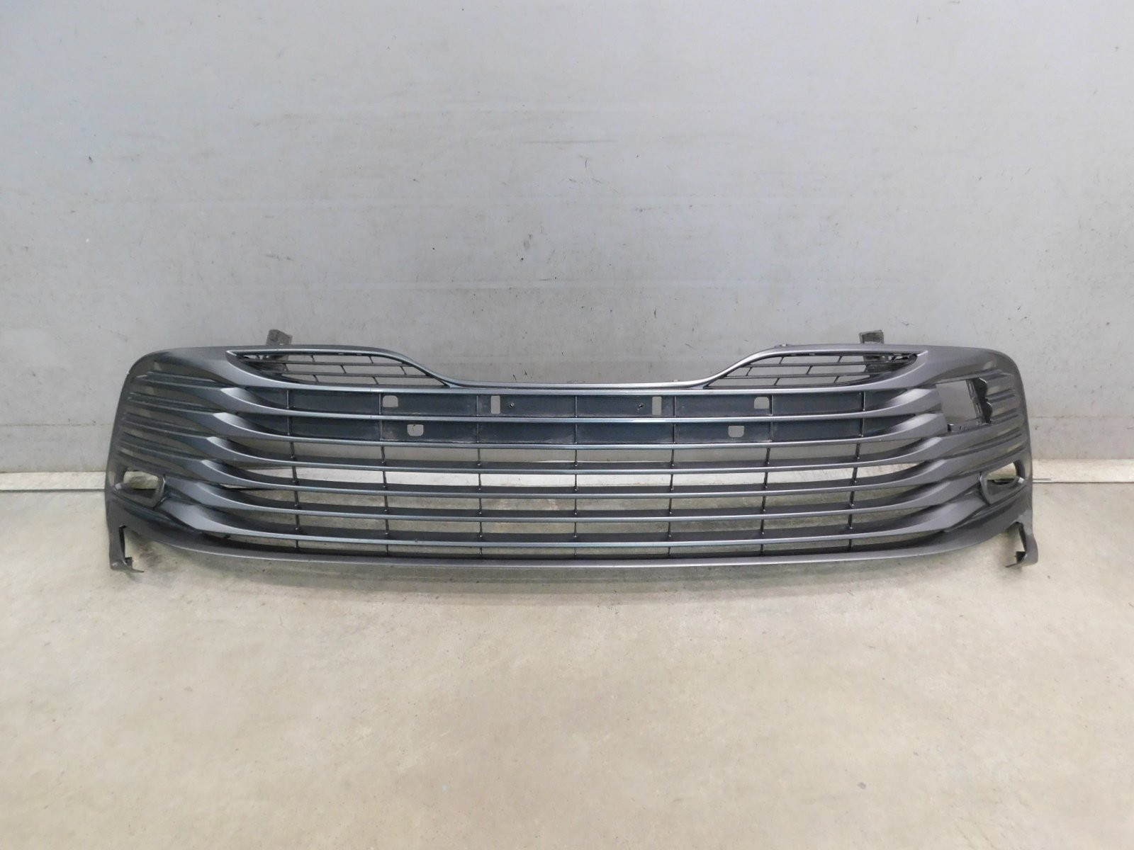 Решетка в бампер центральная Toyota Camry V70 2017>