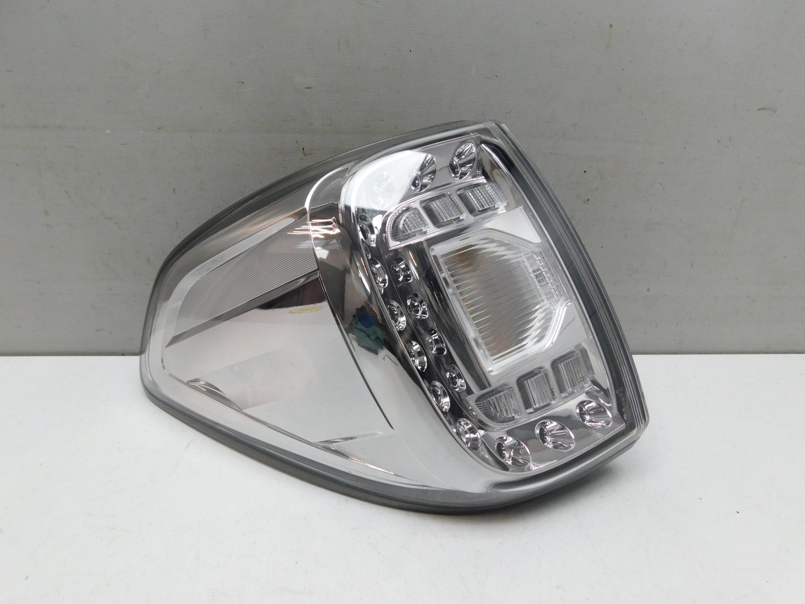 Фонарь задний наружный левый Nissan Patrol (Y62) 2010>