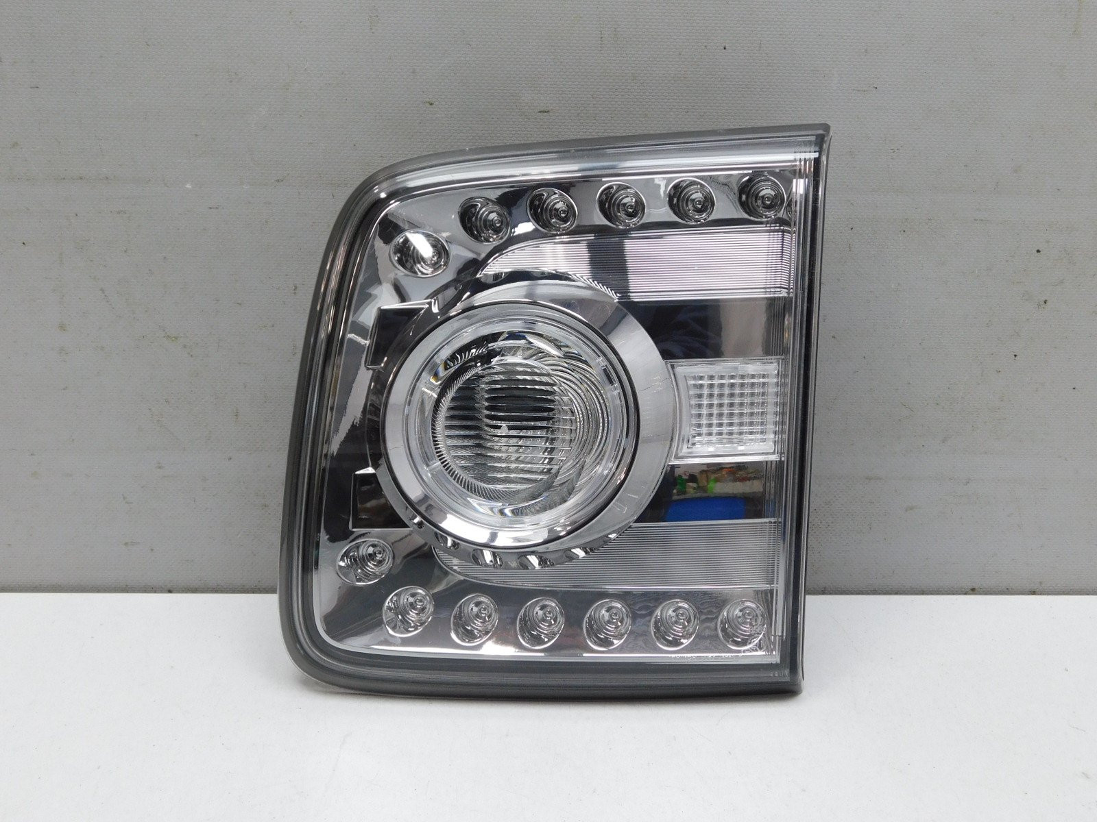 Фонарь задний внутренний правый Nissan Patrol (Y62) 2010>