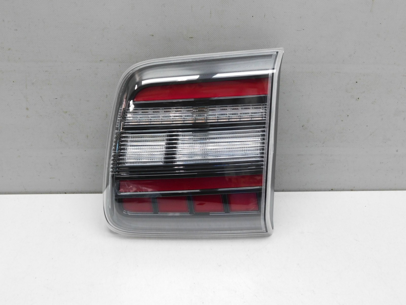 Фонарь задний внутренний правый Nissan Patrol (Y62) 2010>