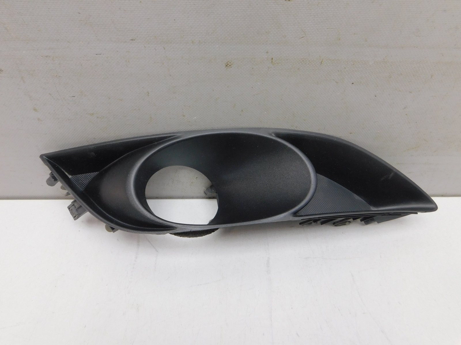 Решетка в бампер правая Toyota Auris E15 2006-2012