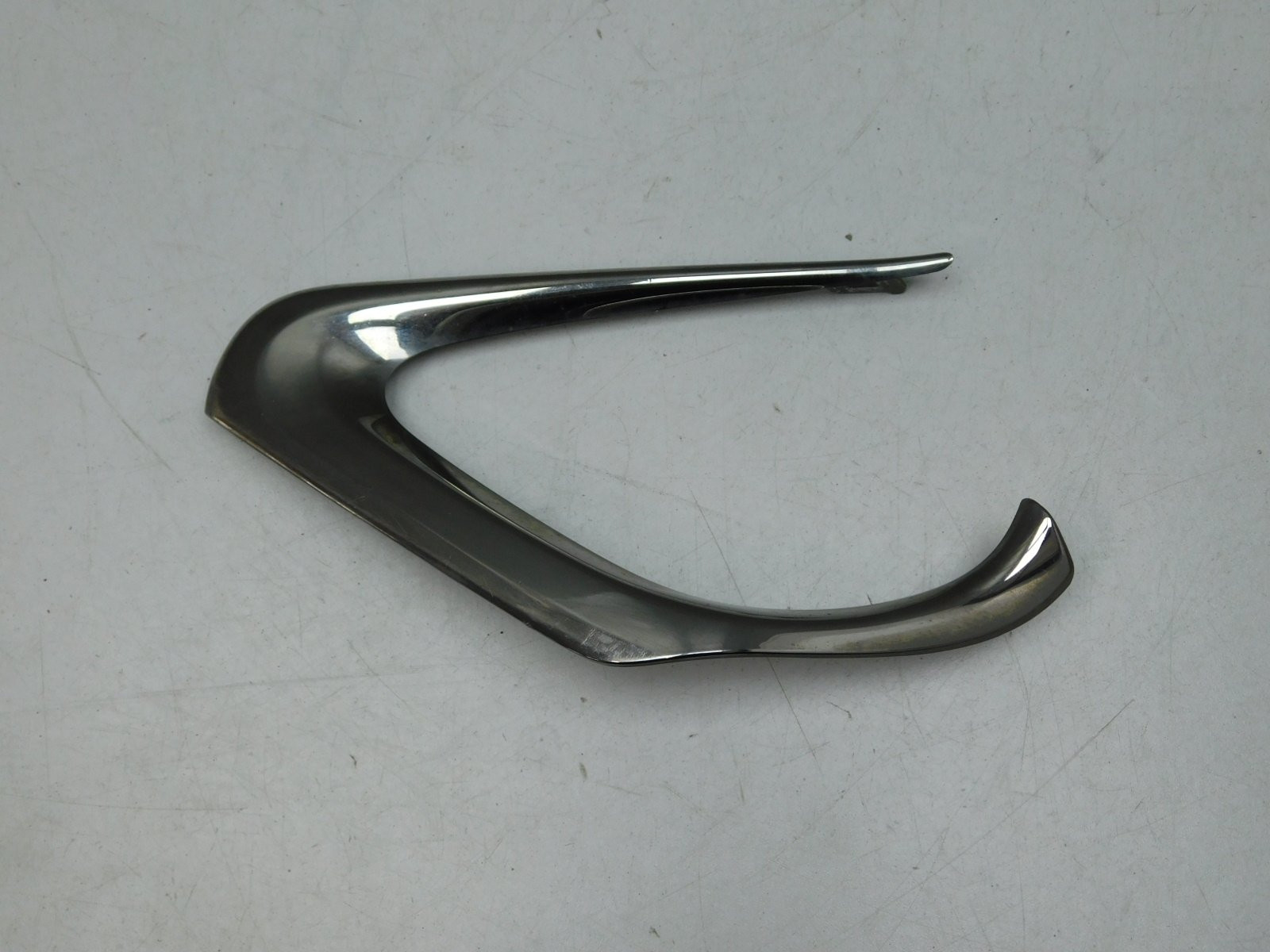 Молдинг центральной решетки Toyota Camry V50 2011-2018