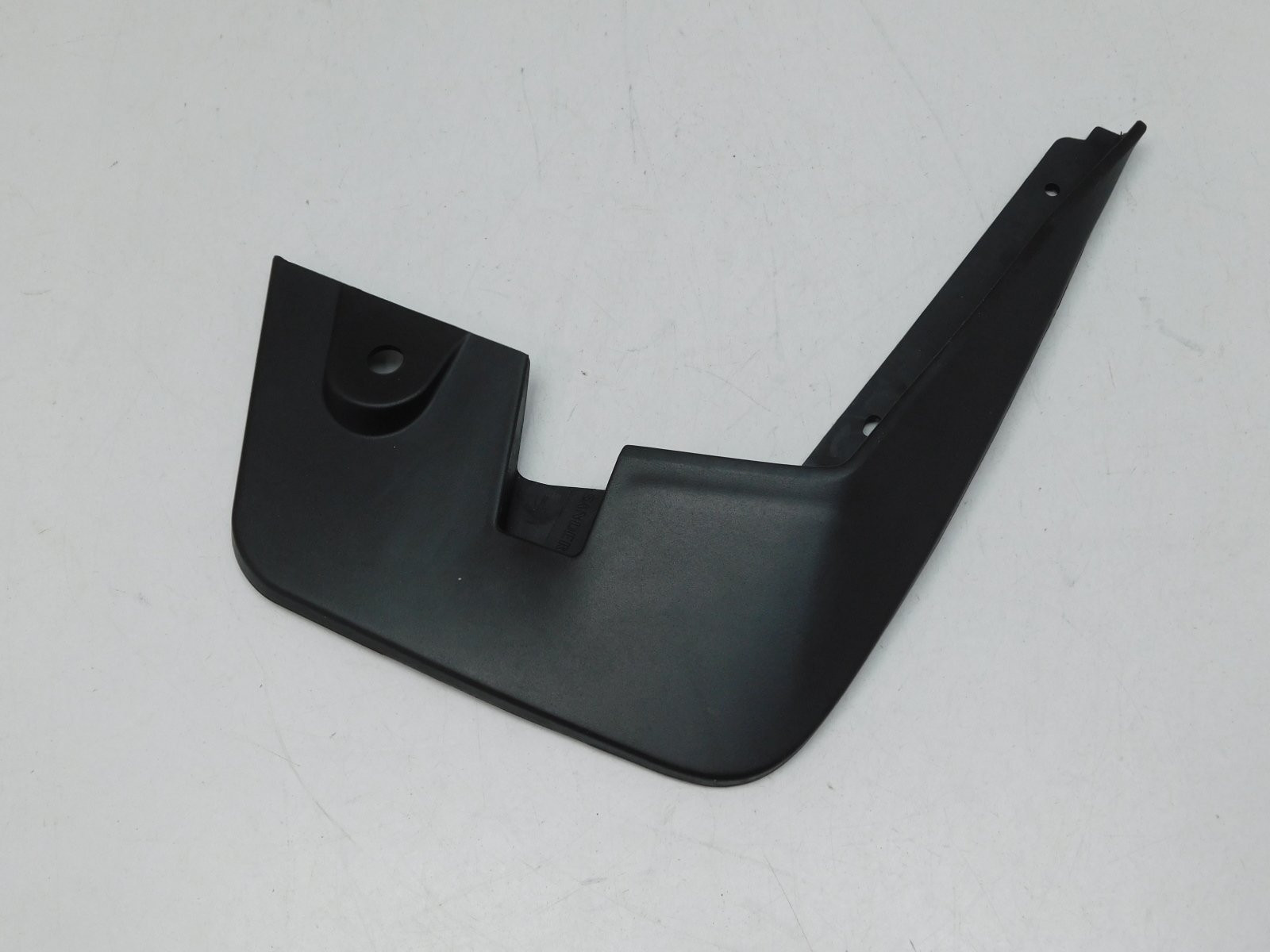 Брызговик передний правый Renault Sandero 2009>