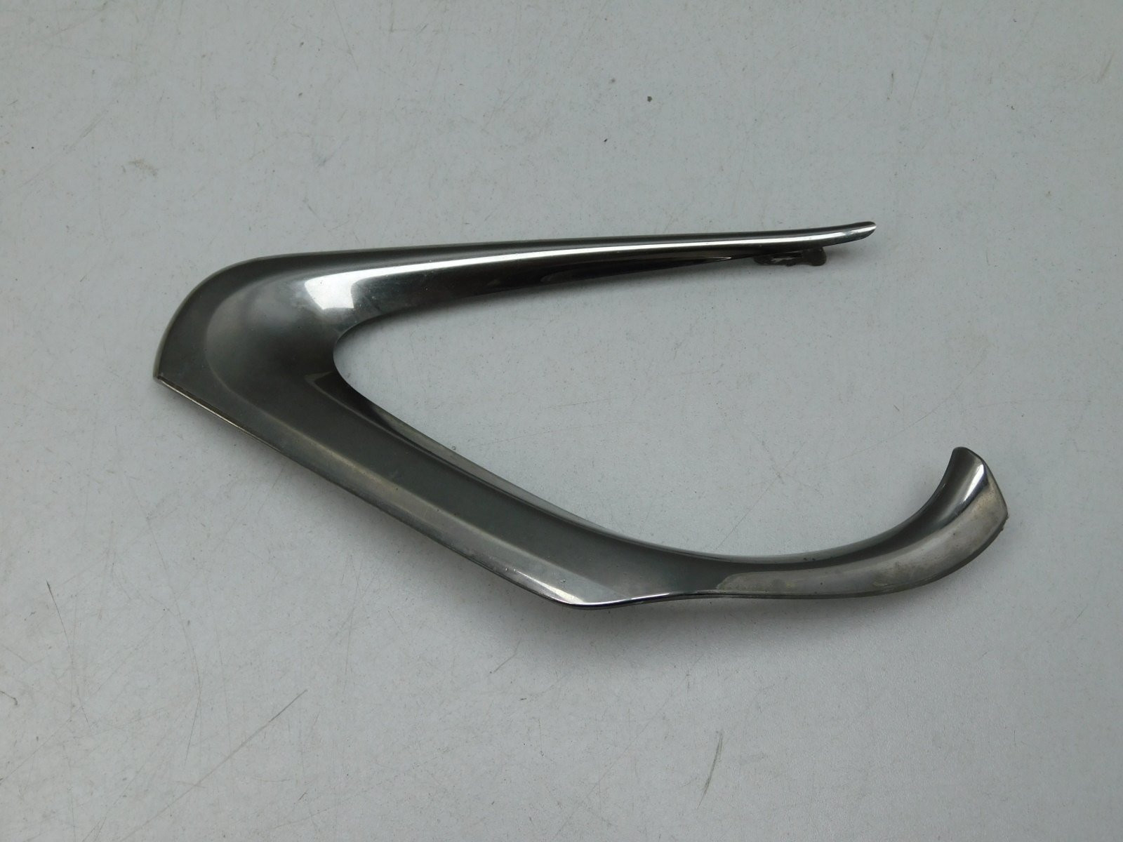 Молдинг центральной решетки Toyota Camry V50 2011-2018