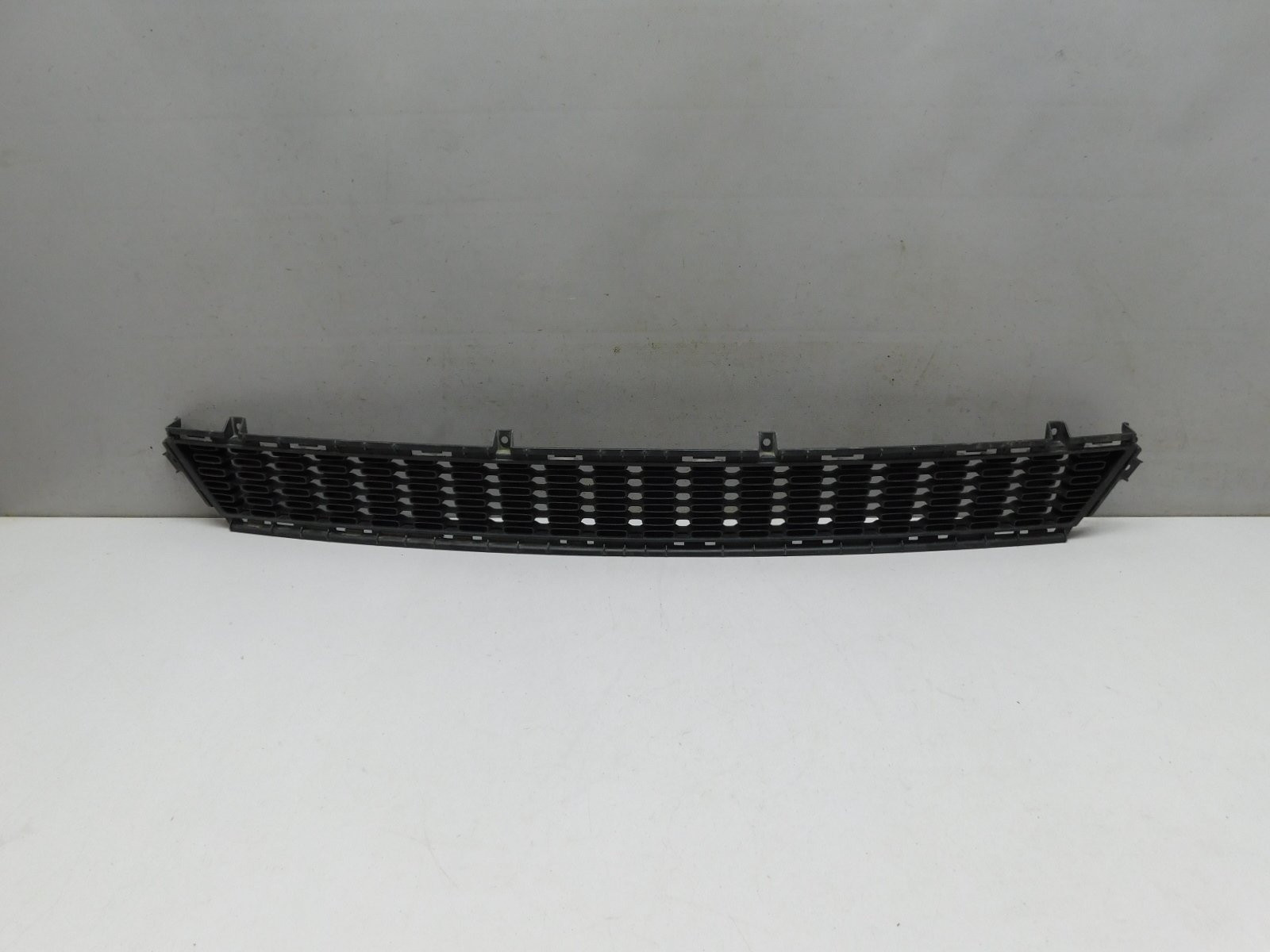 Решетка в бампер центральная Kia Ceed 2012-2018