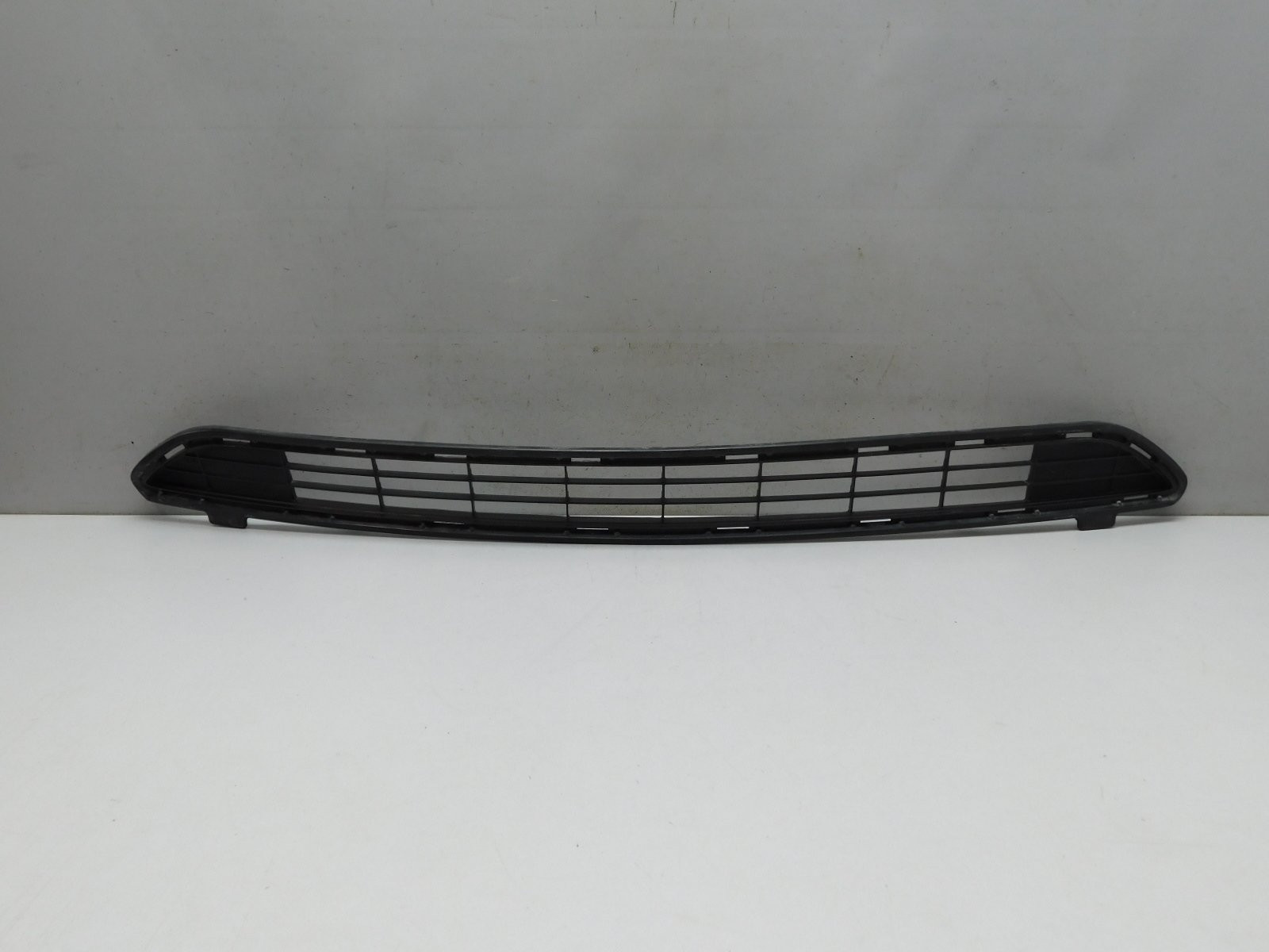 Решетка в бампер центральная Toyota RAV 4 2013-2019