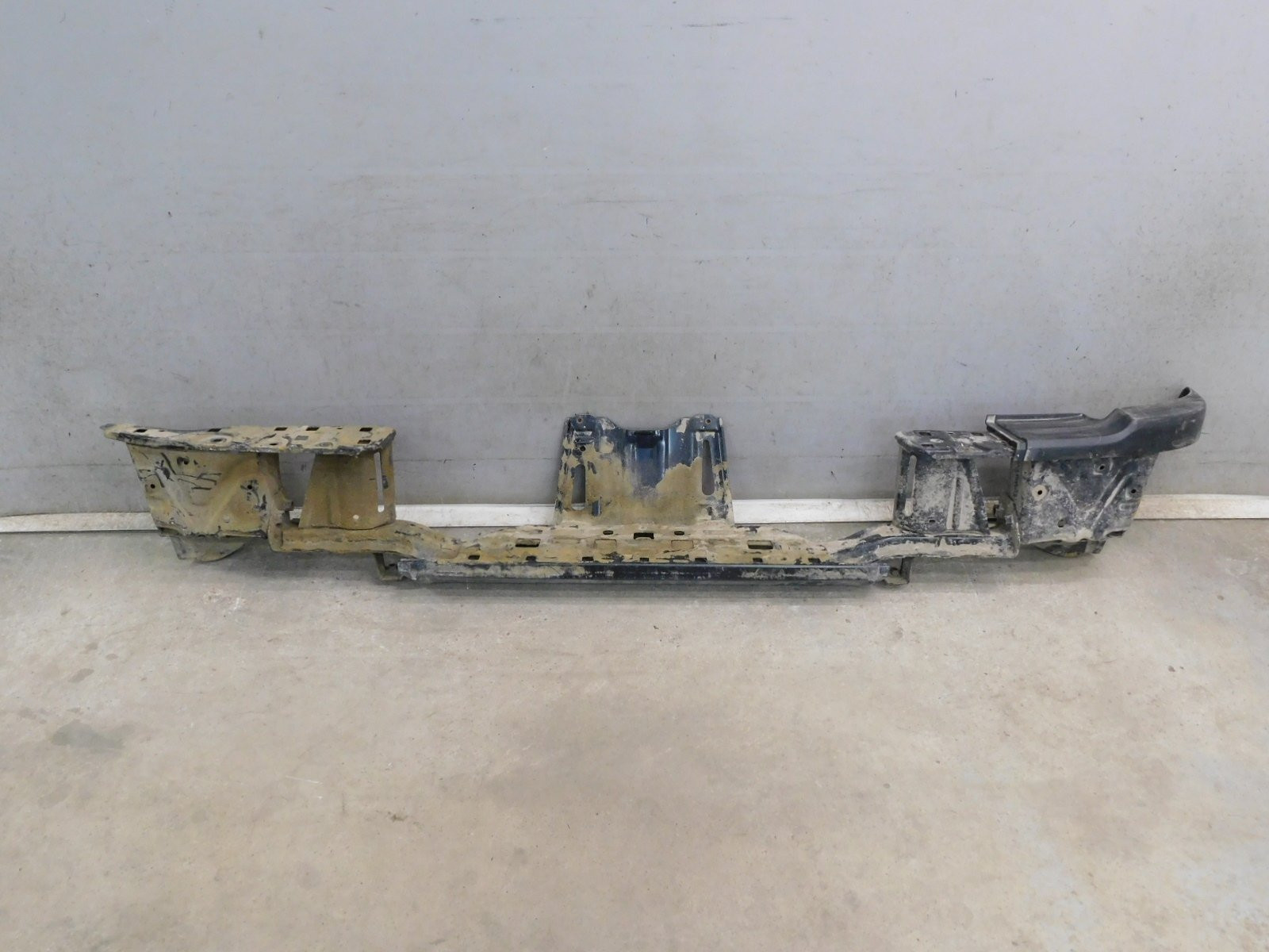 Усилитель заднего бампера Toyota Hilux 2015>