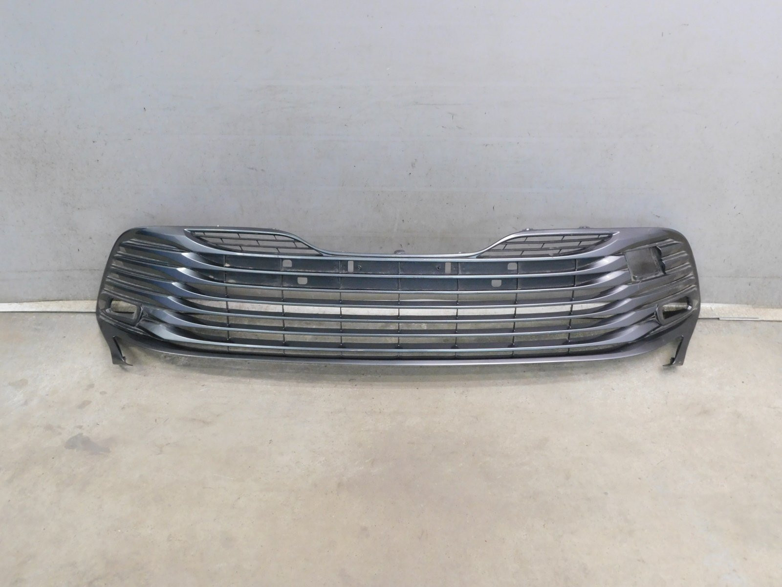 Решетка в бампер центральная Toyota Camry V70 2017>