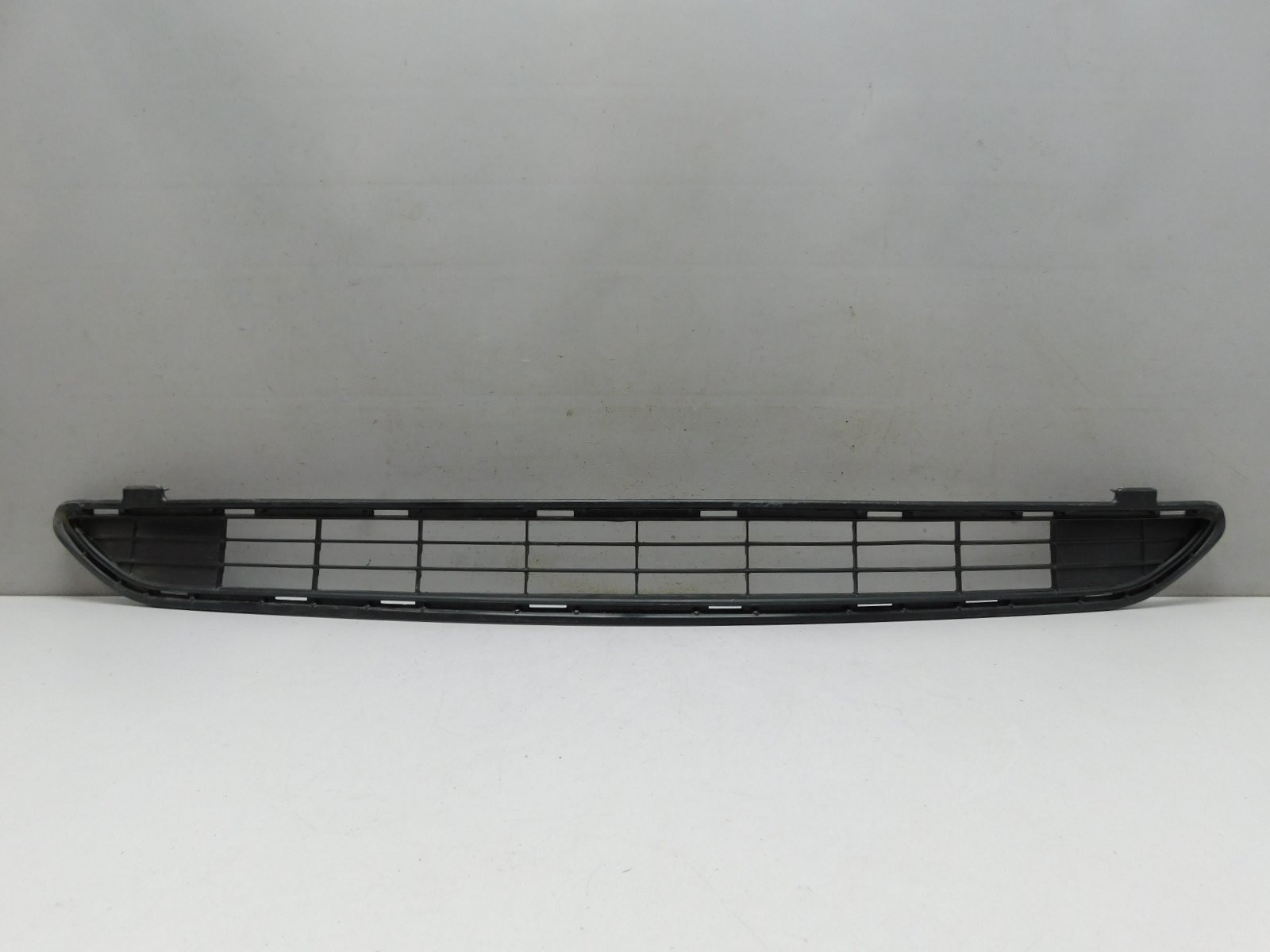 Решетка в бампер центральная Toyota RAV 4 2013-2019